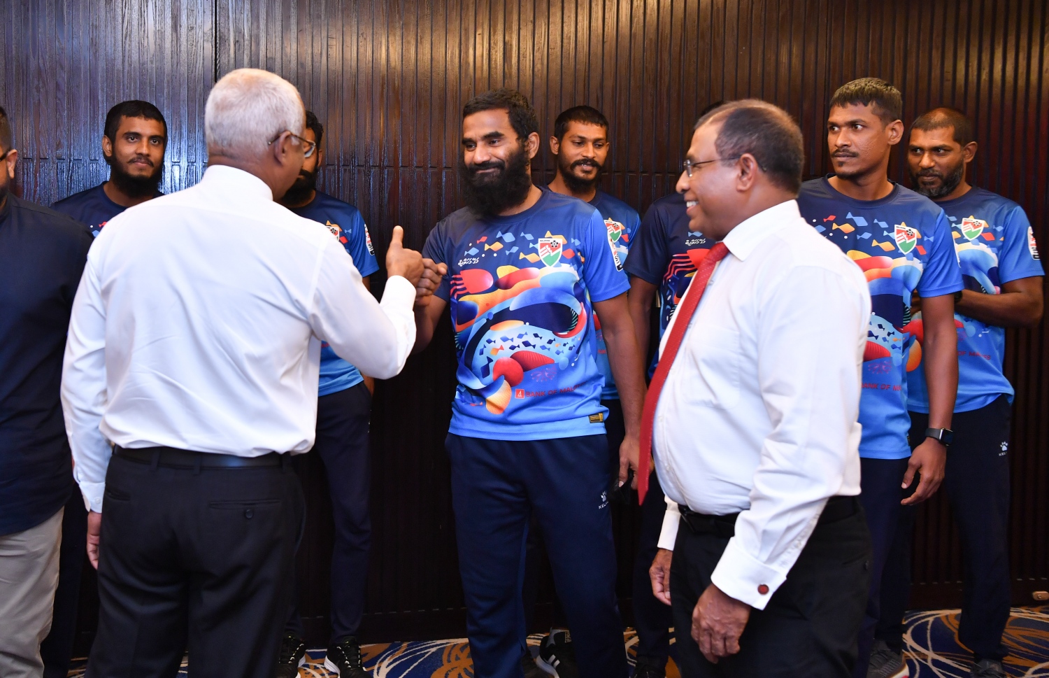 މާލެ - ސެޕްޓެމްބަރު 30 : ރައީސް އިބްރާހިމް މުހައްމަދު ސޯލިހު ގައުމީ ފުޓުބޯޅަ ޓީމާ ބައްދަލު ކުރައްވައި، ޓީމުގެ ފޯވާޑް އަލީ އަޝްފާގާ ސަލާމް ކުރައްވަނީ. --ފޮޓޯ:ރައީސް އޮފީސް