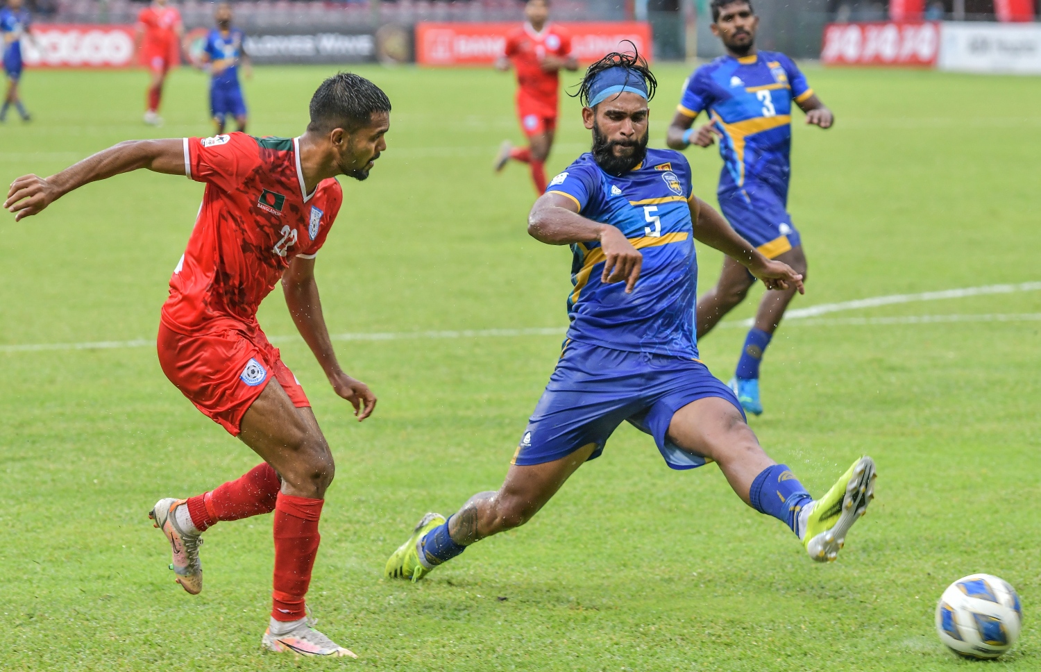 މާލެ- އޮކްޓޯބަރ 1، 2021: އުރީދޫ ސާފް ޗެމްޕިއަންޝިޕްގެ ފުރަތަމަ މެޗުގައި މިއަދު ސްރީ ލަންކާ އާއި ބަންގްލްދޭޝް ބައްދަލުކުރި މެޗުގެ ތެރެއިން، މިމެޗު  1-0 އިން މޮޅުވެ، ބަންގްލްދޭޝް ވަނީ މުބާރާތުގެ ފެށުން ރަނގަޅުކޮށްފައި--.ފޮޓޯ: ނިޝާން އަލީ/މިހާރު