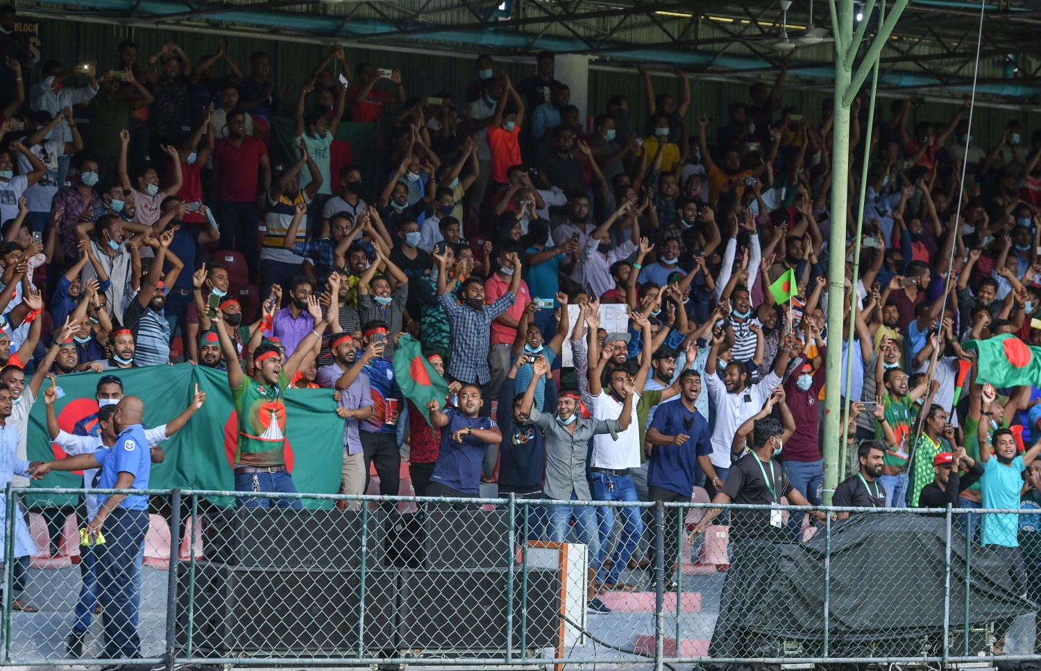 މާލެ- އޮކްޓޯބަރ 1، 2021: އުރީދޫ ސާފް ޗެމްޕިއަންޝިޕްގެ ފުރަތަމަ މެޗުގައި މިއަދު ސްރީ ލަންކާ އާއި ބަންގްލްދޭޝް ބައްދަލުކުރި މެޗުގެ ތެރެއިން، މިމެޗު  1-0 އިން މޮޅުވެ، ބަންގްލްދޭޝް ވަނީ މުބާރާތުގެ ފެށުން ރަނގަޅުކޮށްފައި--.ފޮޓޯ: ނިޝާން އަލީ/މިހާރު