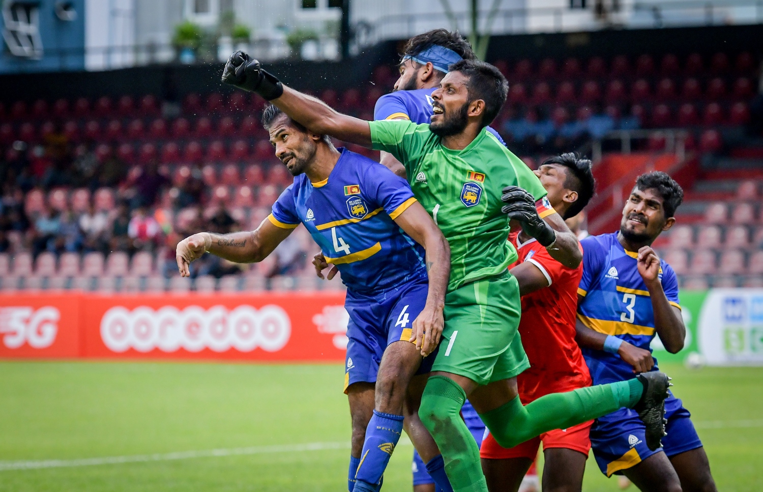 މާލެ- އޮކްޓޯބަރ 1، 2021: އުރީދޫ ސާފް ޗެމްޕިއަންޝިޕްގެ ފުރަތަމަ މެޗުގައި މިއަދު ސްރީ ލަންކާ އާއި ބަންގްލްދޭޝް ބައްދަލުކުރި މެޗުގެ ތެރެއިން، މިމެޗު  1-0 އިން މޮޅުވެ، ބަންގްލްދޭޝް ވަނީ މުބާރާތުގެ ފެށުން ރަނގަޅުކޮށްފައި--.ފޮޓޯ: ނިޝާން އަލީ/މިހާރު