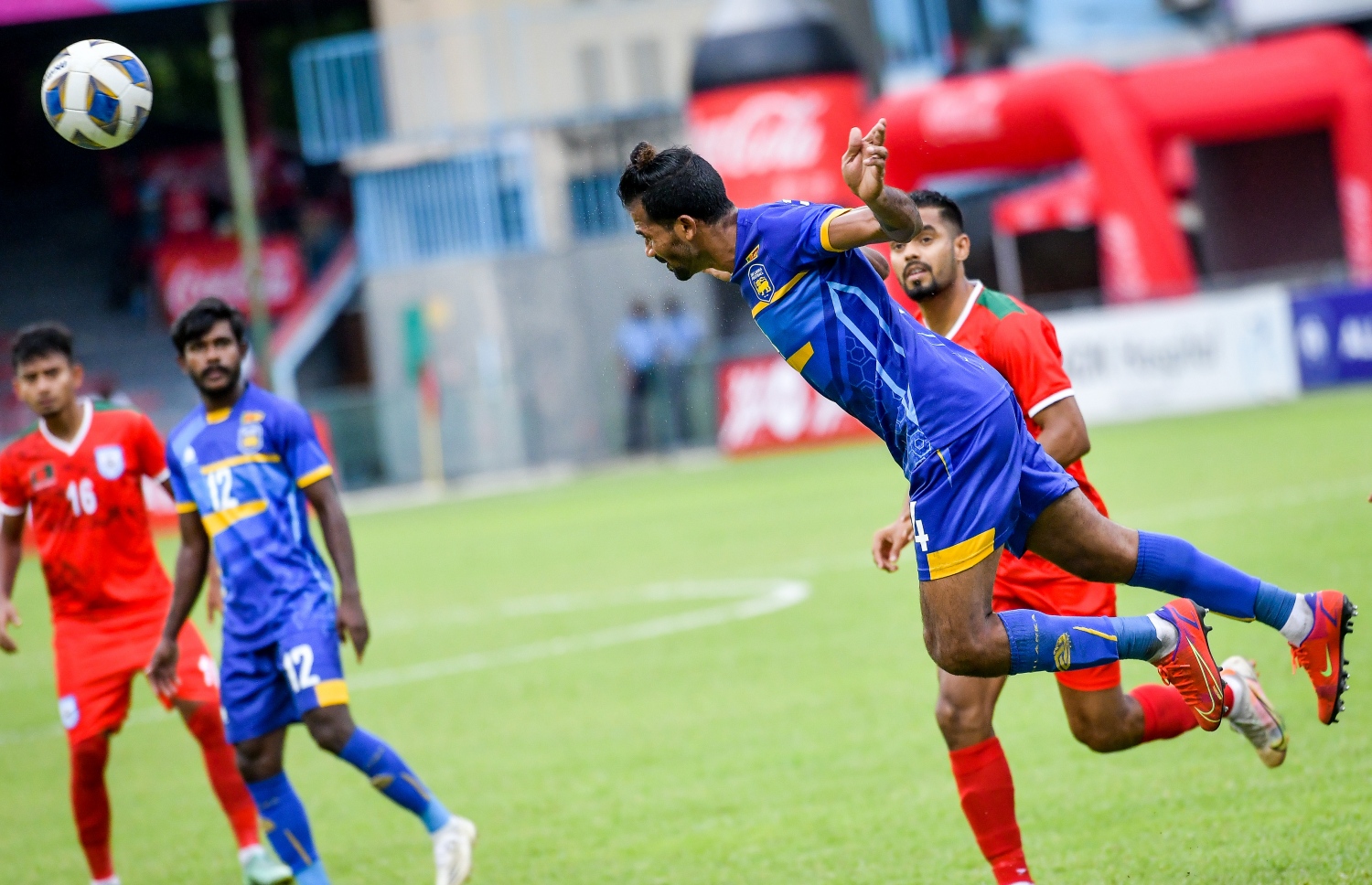 މާލެ- އޮކްޓޯބަރ 1، 2021: އުރީދޫ ސާފް ޗެމްޕިއަންޝިޕްގެ ފުރަތަމަ މެޗުގައި މިއަދު ސްރީ ލަންކާ އާއި ބަންގްލްދޭޝް ބައްދަލުކުރި މެޗުގެ ތެރެއިން، މިމެޗު  1-0 އިން މޮޅުވެ، ބަންގްލްދޭޝް ވަނީ މުބާރާތުގެ ފެށުން ރަނގަޅުކޮށްފައި--.ފޮޓޯ: ނިޝާން އަލީ/މިހާރު