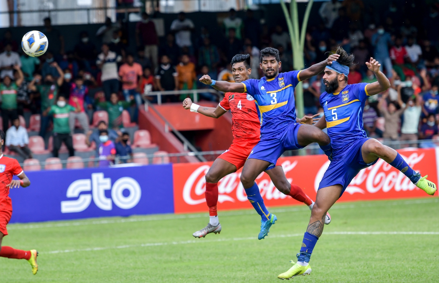 މާލެ- އޮކްޓޯބަރ 1، 2021: އުރީދޫ ސާފް ޗެމްޕިއަންޝިޕްގެ ފުރަތަމަ މެޗުގައި މިއަދު ސްރީ ލަންކާ އާއި ބަންގްލްދޭޝް ބައްދަލުކުރި މެޗުގެ ތެރެއިން، މިމެޗު  1-0 އިން މޮޅުވެ، ބަންގްލްދޭޝް ވަނީ މުބާރާތުގެ ފެށުން ރަނގަޅުކޮށްފައި--.ފޮޓޯ: ނިޝާން އަލީ/މިހާރު