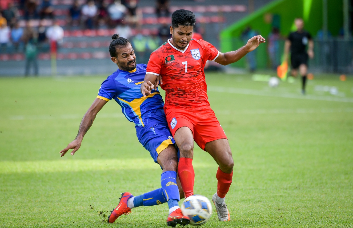 މާލެ- އޮކްޓޯބަރ 1، 2021: އުރީދޫ ސާފް ޗެމްޕިއަންޝިޕްގެ ފުރަތަމަ މެޗުގައި މިއަދު ސްރީ ލަންކާ އާއި ބަންގްލްދޭޝް ބައްދަލުކުރި މެޗުގެ ތެރެއިން، މިމެޗު  1-0 އިން މޮޅުވެ، ބަންގްލްދޭޝް ވަނީ މުބާރާތުގެ ފެށުން ރަނގަޅުކޮށްފައި--.ފޮޓޯ: ނިޝާން އަލީ/މިހާރު