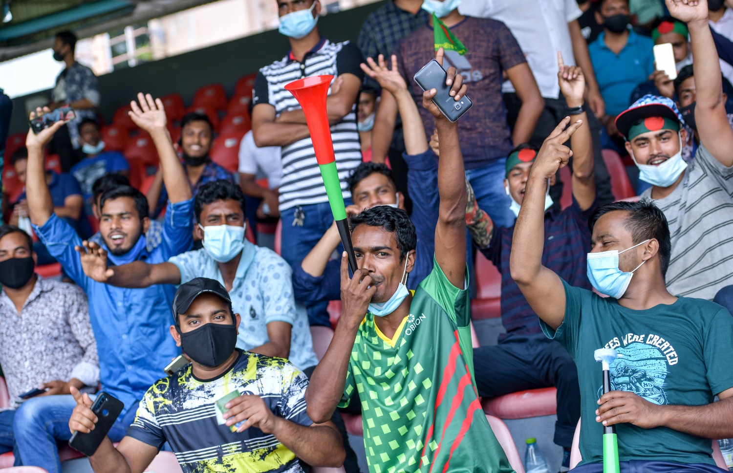 މާލެ- އޮކްޓޯބަރ 1، 2021: އުރީދޫ ސާފް ޗެމްޕިއަންޝިޕްގެ ފުރަތަމަ މެޗުގައި މިއަދު ސްރީ ލަންކާ އާއި ބަންގްލްދޭޝް ބައްދަލުކުރި މެޗުގެ ތެރެއިން، މިމެޗު  1-0 އިން މޮޅުވެ، ބަންގްލްދޭޝް ވަނީ މުބާރާތުގެ ފެށުން ރަނގަޅުކޮށްފައި--.ފޮޓޯ: ނިޝާން އަލީ/މިހާރު