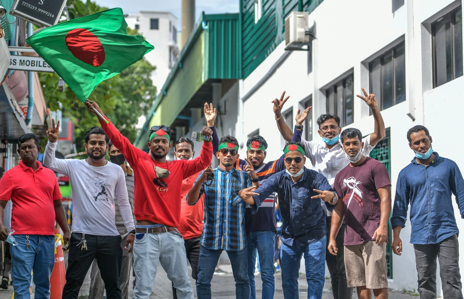 މާލެ- އޮކްޓޯބަރ 1، 2021: އުރީދޫ ސާފް ޗެމްޕިއަންޝިޕްގެ ފުރަތަމަ މެޗުގައި މިއަދު ސްރީ ލަންކާ އާއި ބަންގްލްދޭޝް ބައްދަލުކުރި މެޗުގެ ތެރެއިން، މިމެޗު  1-0 އިން މޮޅުވެ، ބަންގްލްދޭޝް ވަނީ މުބާރާތުގެ ފެށުން ރަނގަޅުކޮށްފައި--.ފޮޓޯ: ނިޝާން އަލީ/މިހާރު