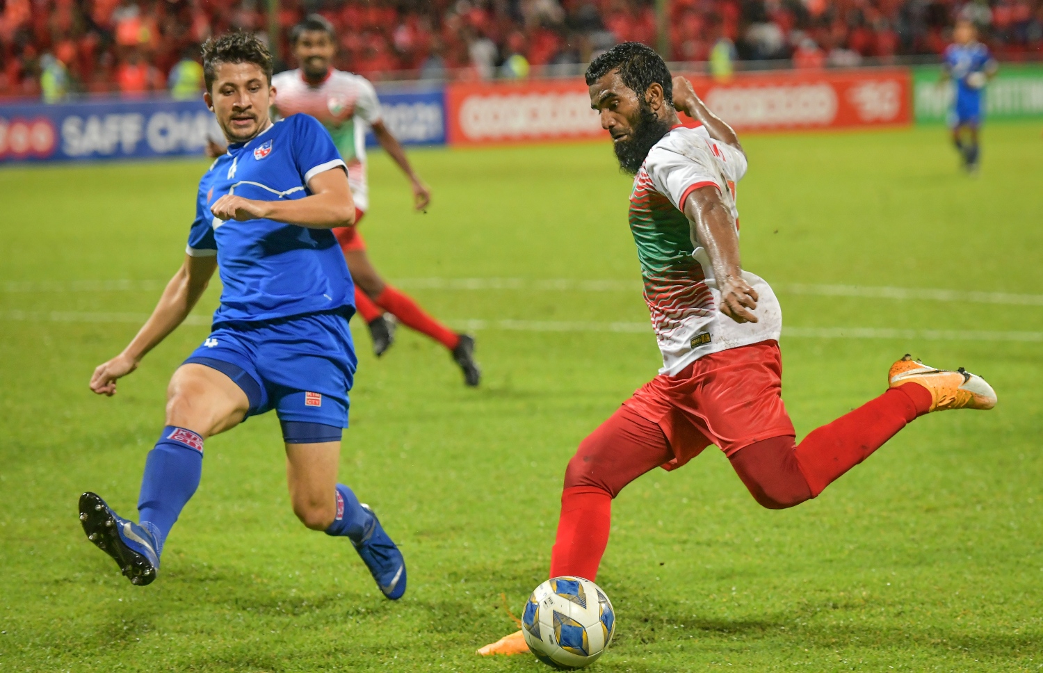 ނޭޕާލްގެ ކުޅުންތެރިއެއް ކައިރިން ބޯޅަ ހިފައިގެން ދާން އަޝްފާގު މަސައްކަތް ކުރަނީ. --މިހާރު ފޮޓޯ:ނިޝާން އަލީ