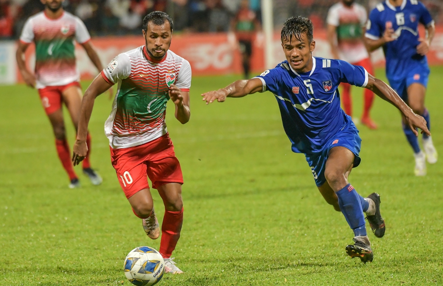 މާލެ- އޮކްޓޯބަރ 1، 2021: އުރީދޫ ސާފް ޗެމްޕިއަންޝިޕްގައި މިރޭ ރާއްޖެ އާއި ނޭޕާލް ކުޅުނު މެޗުގެ ތެރެއިން، މިމެޗު 1-0 ގެ ނަތީޖާއުކުން ކާމިޔާބުކުރީ ނޭޕާލް-. ފޮޓޯ: ނިޝާން އަލީ / މިހާރު