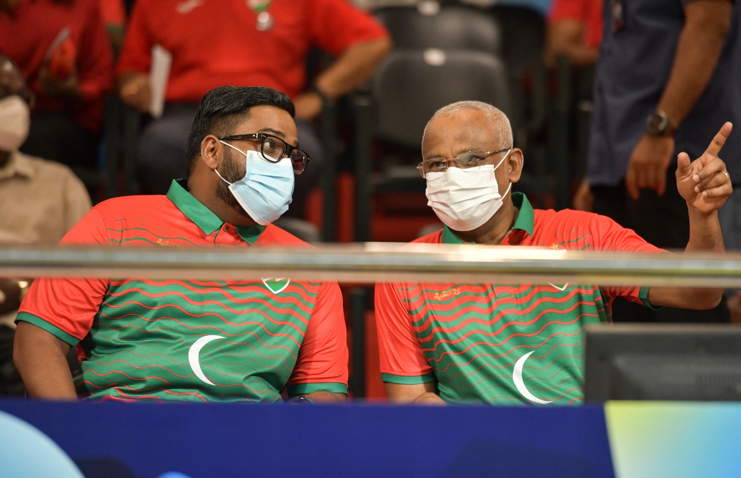 މާލެ- އޮކްޓޯބަރ 1، 2021: އުރީދޫ ސާފް ޗެމްޕިއަންޝިޕްގައި މިރޭ ރާއްޖެ އާއި ނޭޕާލް ބައްދަލުކުރި މެޗުގައި ރައީސް އިބަރާހިމް މުހައްމަދު ސޯލިހް އާއި އެފްއޭއެމްގެ ރައީސް ބައްސާމް ބައިވެރިވެވަޑައިގަންނަވަނީ-. ފޮޓޯ: ނިޝާން އަލީ / މިހާރު