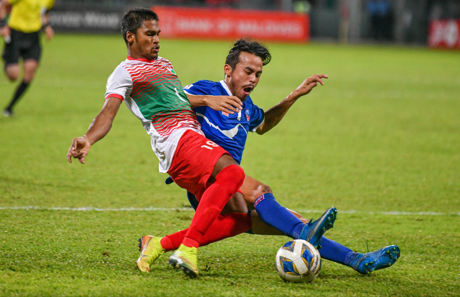 މާލެ- އޮކްޓޯބަރ 1، 2021: އުރީދޫ ސާފް ޗެމްޕިއަންޝިޕްގައި މިރޭ ރާއްޖެ އާއި ނޭޕާލް ކުޅުނު މެޗުގެ ތެރެއިން، މިމެޗު 1-0 ގެ ނަތީޖާއުކުން ކާމިޔާބުކުރީ ނޭޕާލް-. ފޮޓޯ: ފަޔާޒް މޫސާ / މިހާރު