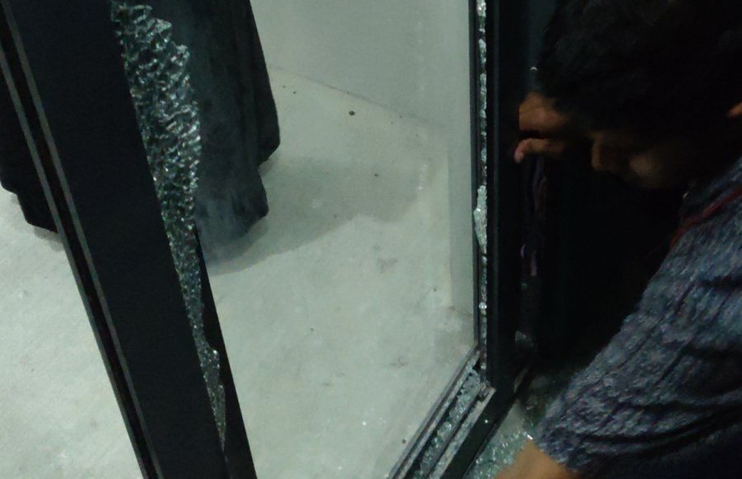 ހިޔާ ފްލެޓެއްގެ ބެލްކަންޏެއްގެ ބިއްލޫރިގަނޑުގައި ރެނދުލައި ތަޅައިގެންގޮސްފައި---