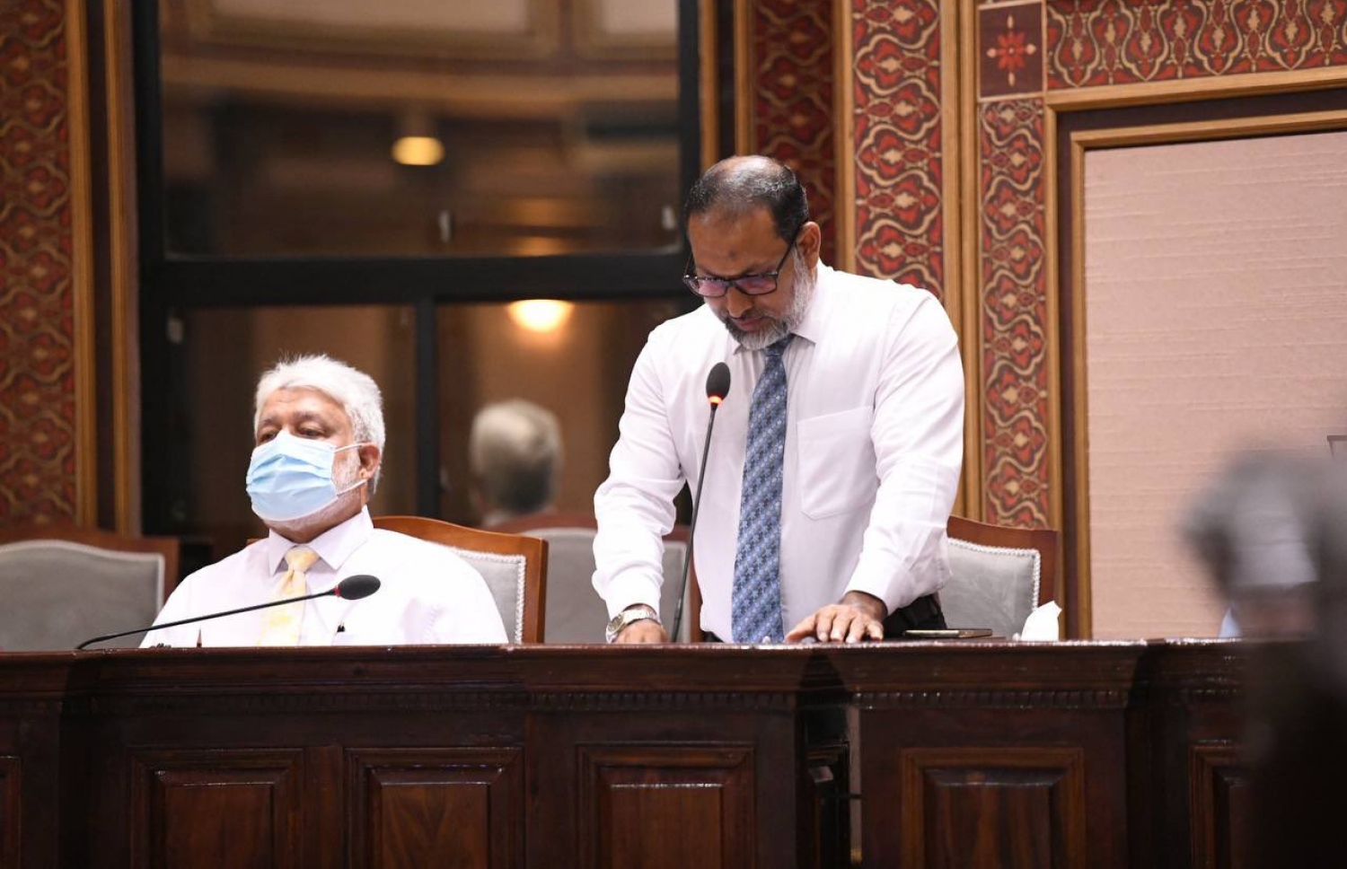 ހޯމް މިނިސްޓަރު އިމްރާން އަބްދުﷲ މި މަހުގެ ހަތަރު ވަނަ ދުވަހު، ފުލުހުންގެ އެކި ކަންކަމާ ގުޅޭ ގޮތުން ރައްޔިތުންގެ މަޖިލީހުގައި މެންބަރުންގެ ސުވާލުތަކަށް ޖަވާބު ދެއްވަނީ. -- ފޮޓޯ: މަޖިލިސް