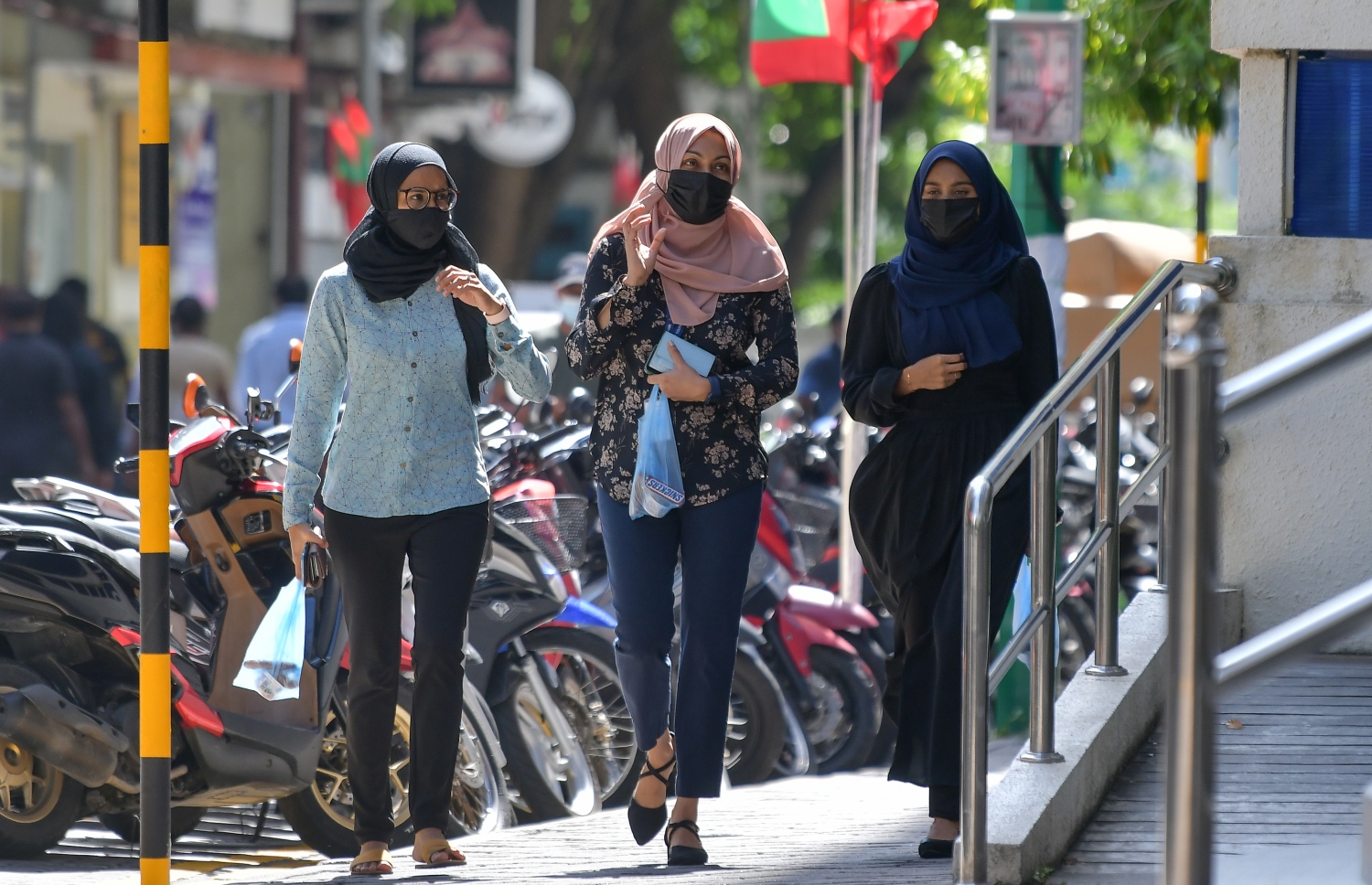 ވެލާނާގެ ސަރަހައްދުގައި ސިވިލް ސާވެންޓުންތަކެއް.-- ފޮޓޯ: ނިޝާން އަލީ/ މިހާރު