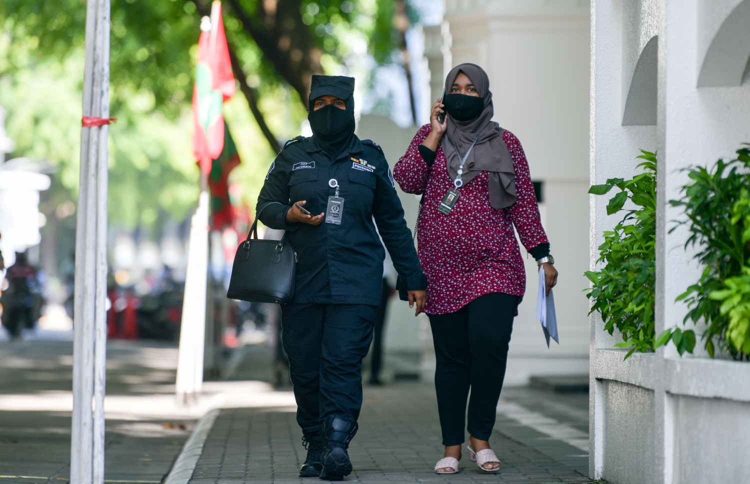 މުވައްޒަފުންތަކެއް މަގުމަތިން ހިނގާފައިދަނީ: މުސާރަ ދިނުމުގައި އެކި މުއައްސަސާތަކުގެ ފަރަގު ވަރަށް ބޮޑު--ފޮޓޯ: މިހާރު