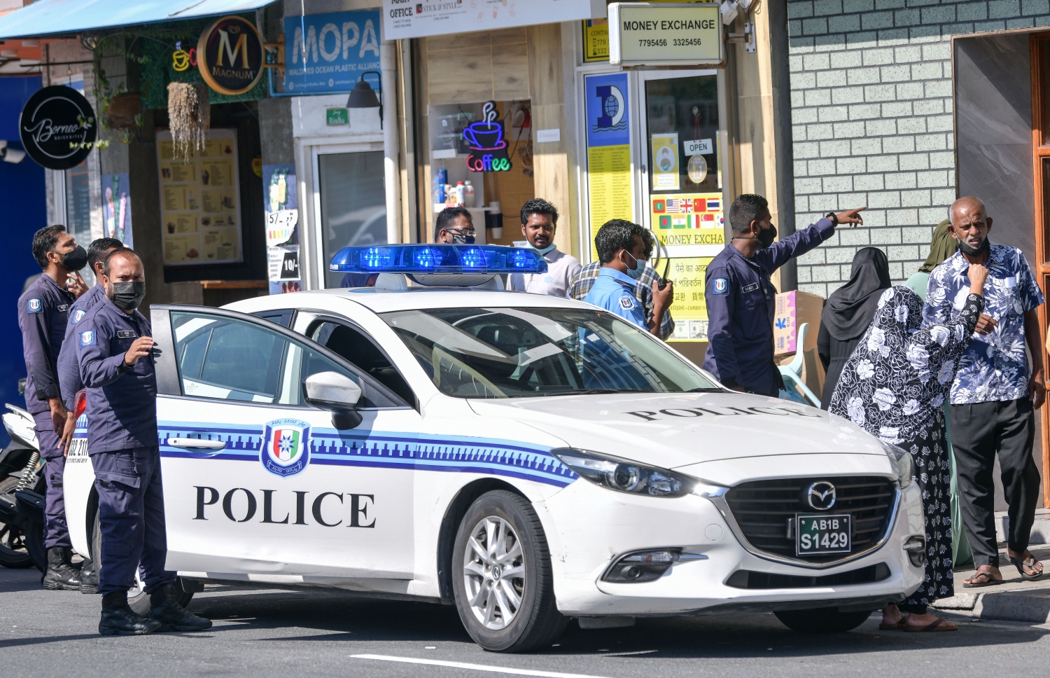 މަގުމަތީގައި ފުލުހުން ހަރަކާތްތެރިވަނީ-- ފޮޓޯ: ނިޝާން އަލީ/ މިހާރު