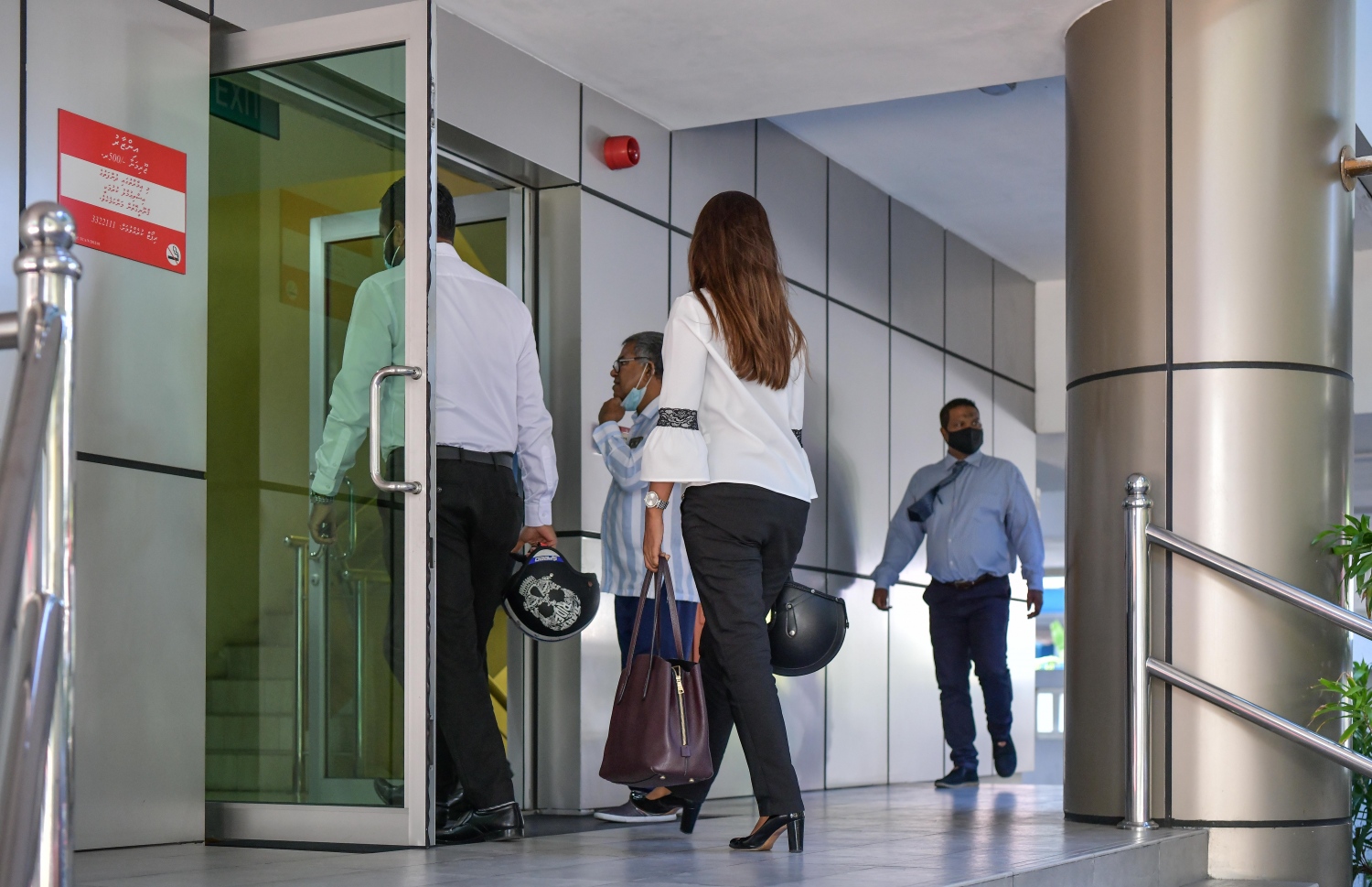 ސަރުކާރުގެ ގިނަ އޮފީސްތައް ހުންނަ ވެލާނާގެއަށް ބަޔަކު ވަންނަނީ. ސިވިލް ސާވިސް ގަވައިދަށް އައި ބަދަލާ މެދު މެދު ވަނީ ބޮޑު އޮޅުމެއް އަރާފައި. -- ފޮޓޯ: ނިޝާން އަލީ/މިހާރު