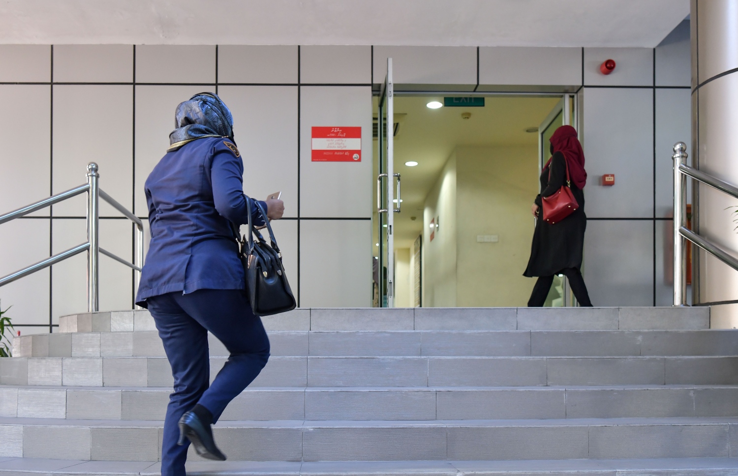 މުވައްޒަފުންތަކެއް އޮފީހަކަށް ވަންނަނީ --- ފޮޓޯ/މިހާރު