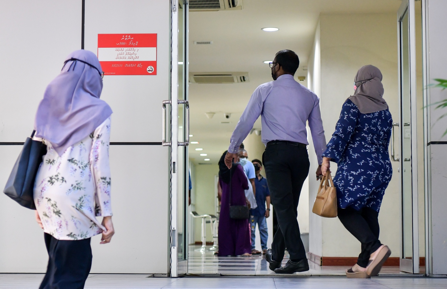 ވެލާނާގޭގައި ހިންގާ އޮފީސްތަކަށް ސިވިލް ސާވަންޓުން ވަންނަނީ.---ފޮޓޯ: ނިޝާން އަލީ /މިހާރު