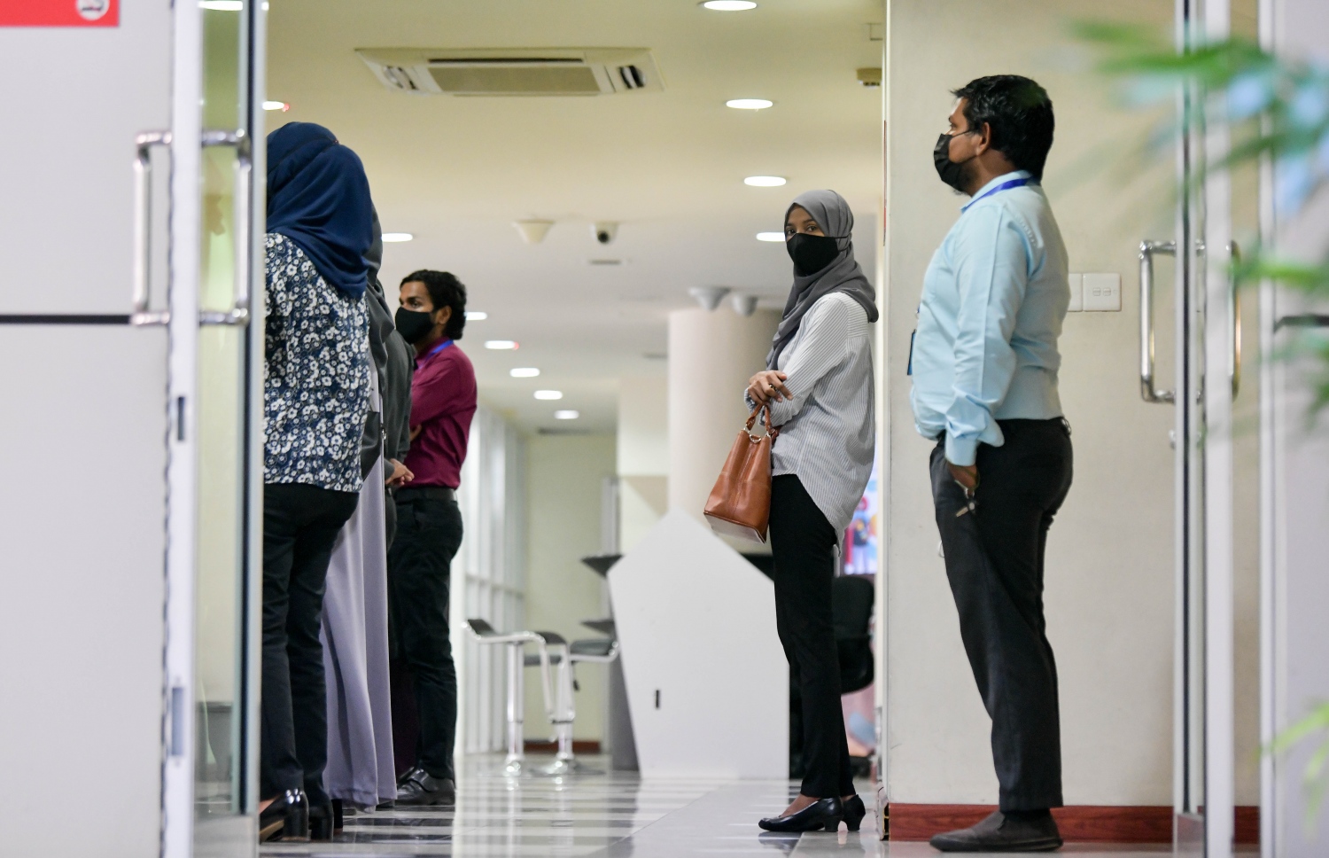 ސިވިލް ސާވިސް މުވައްޒަފުން ވެލާނާ ބިލްޑިންގައި ލިފްޓަށް އަރަން މަޑުކޮށްލައިގެން: މުވައްޒަފުންނަށް ދޭ މުސާރަ އެއް އަހަރުން އަނެއް އަހަރަށް ވަނީ ބޮޑު-- ފޮޓޯ: މިހާރު