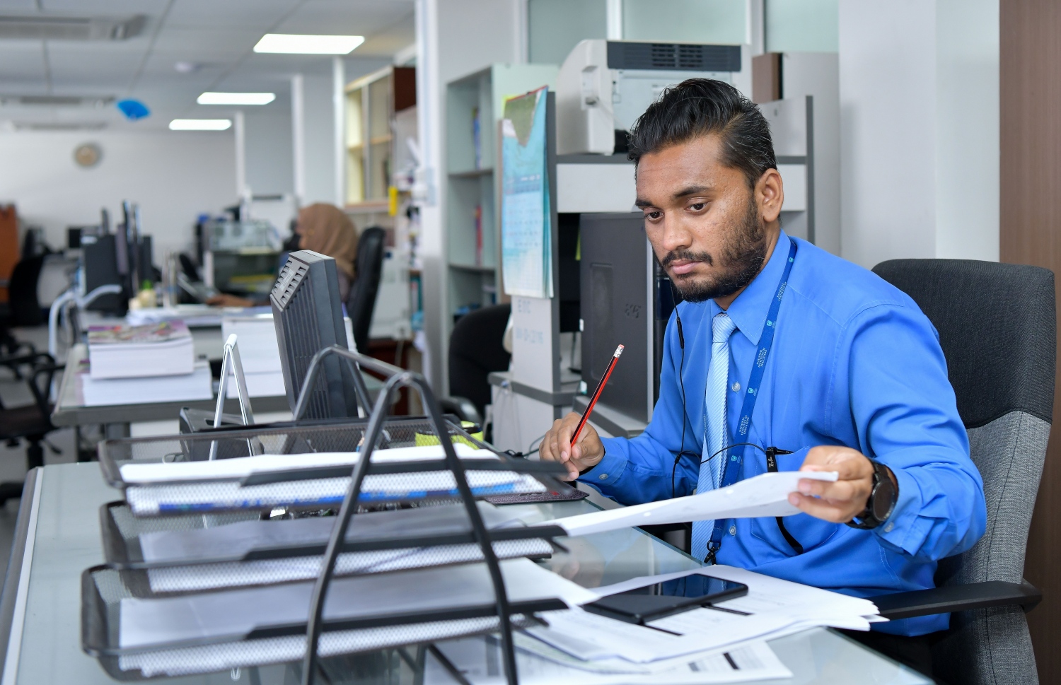 ސިވިލް ސާވެންޓަކު އޮފީހެއްގައި މަސައްކަތްކުރަނީ.-- ފޮޓޯ: ނިޝާން އަލީ/ މިހާރު