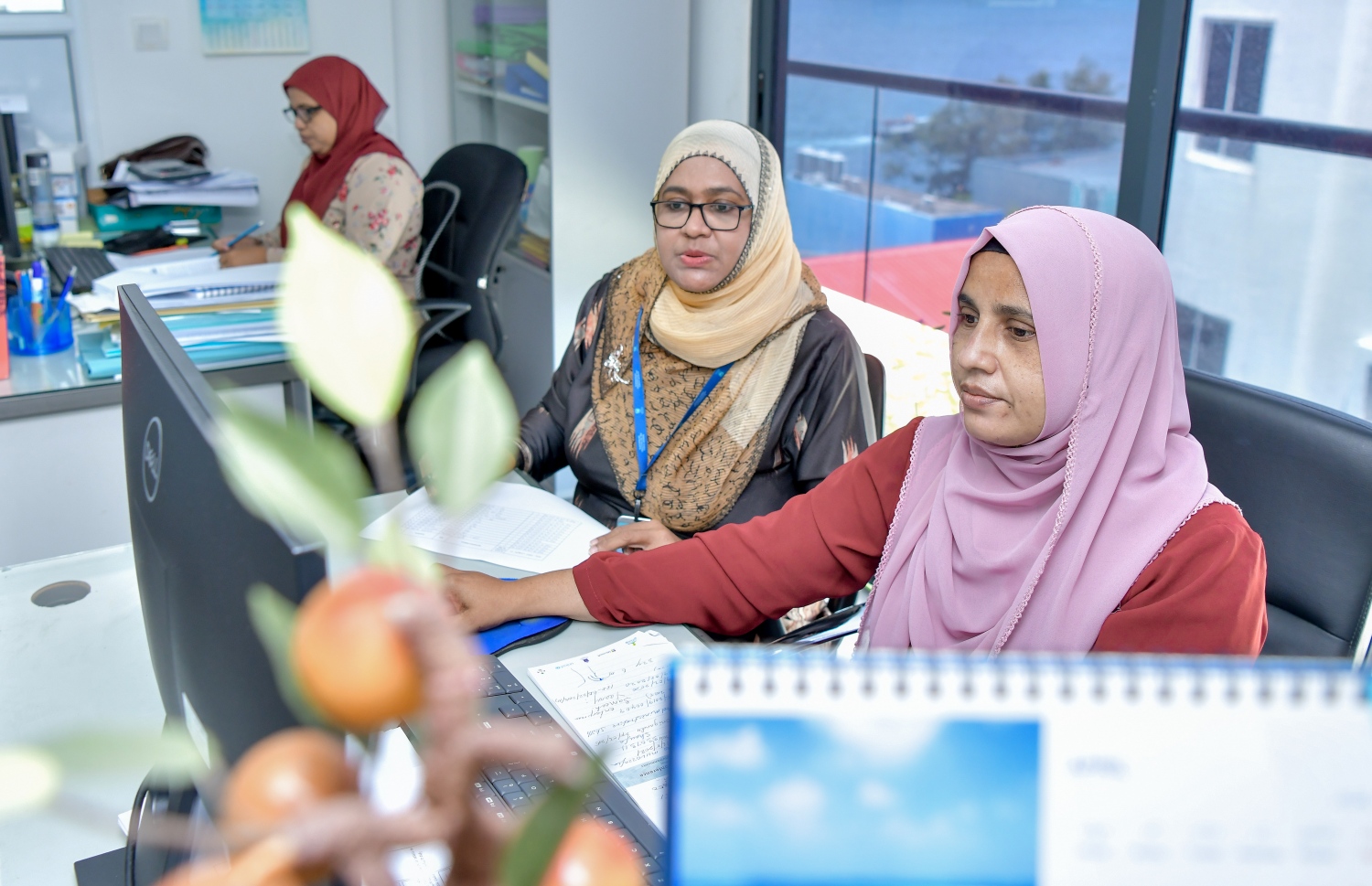 ސިވިލް ސާވަންޓުންތަކެއް މަސައްކަތުގައި: ދައުލަތުގެ އެހެން މުއައްސަސާތަކަށް ބޭނުންވާ ބަޖެޓު ސަރުކާރުން ފަސޭހައިން ލިބުނަސް ސިވިލް ސާވަންޓުންނަށް އެ ފުރުސަތެއް ވެސް ނޯންނަ ކަމަށް މި ދާއިރާގައި ގިނަ ދުވަސްވީ އިސް ބޭފުޅުން ވިދާޅުވޭ.---ފޮޓޯ: ނިޝާން އަލީ/ މިހާރު