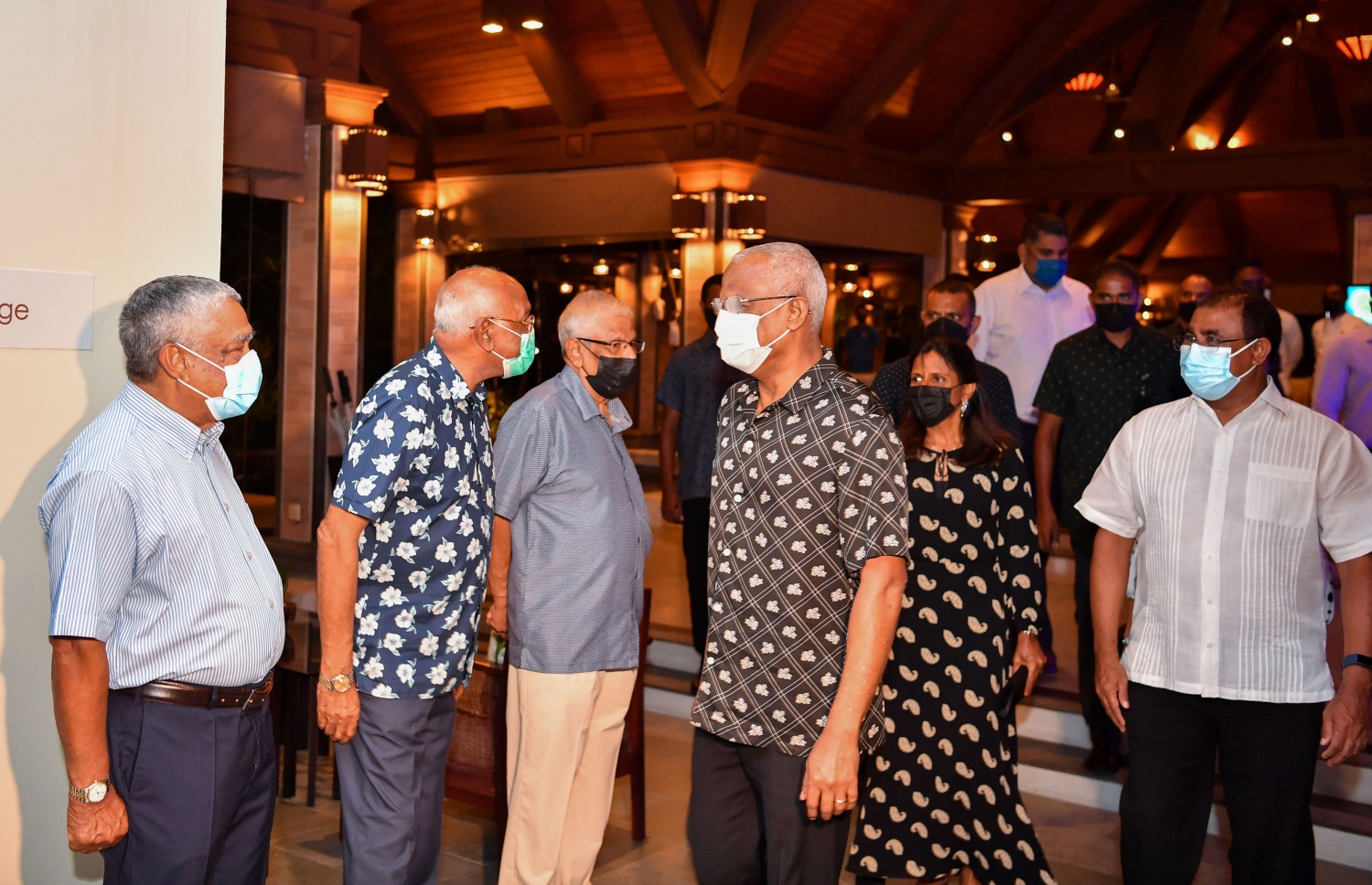 ކުރުނބާ މޯލްޑިވްސް: އޮކްޓޯބަރު 4، 2021: ރާއްޖޭގެ ޓޫރިޒަމުގެ ރަންޔޫބީލްގެ ކައުންޓްޑައުން ހަފުލާގައި ރައީސް އިބްރާހިމް މުހައްމަދު ސޯލިހާއި ޓޫރިޒަމް މިނިސްޓަރު އަބްދުﷲ މައުސޫމްގެ  ޓޫރިޒަމް ދާއިރާގެ އިސްވެރިން ބައިވެރިވެ ވަޑައިގަންނަވަނީ.-- ފޮޓޯ: ރައީސް އޮފީސް