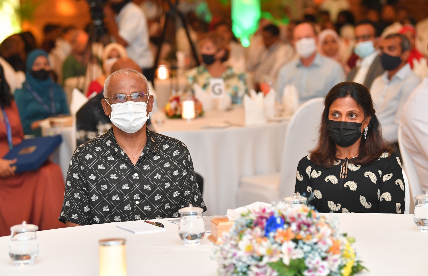 ކުރުނބާ މޯލްޑިވްސް: އޮކްޓޯބަރު 4، 2021: ރާއްޖޭގެ ޓޫރިޒަމުގެ ރަންޔޫބީލްގެ ކައުންޓްޑައުން ހަފުލާގައި ރައީސް އިބްރާހިމް މުހައްމަދު ސޯލިހާއި އަނބިކަނބަލުން ފަޒްނާ އަހުމަދު ބައިވެރިވެ ވަޑައިގަންނަވަނީ.-- ފޮޓޯ: ރައީސް އޮފީސް