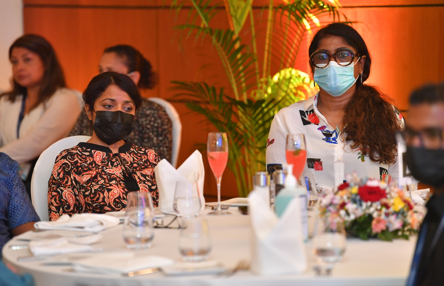 ކުރުނބާ މޯލްޑިވްސް: އޮކްޓޯބަރު 4، 2021: ރާއްޖޭގެ ޓޫރިޒަމުގެ ރަންޔޫބީލްގެ ކައުންޓްޑައުން ހަފުލާގައި ޑިފެންސް މިނިސްޓަރު މާރިޔާ ދީދީ އަދި ހެރިޓޭޖް މިނިސްޓަރު ޔުމްނާ މައުމޫން ބައިވެރިވެ ވަޑައިގަންނަވަނީ.-- ފޮޓޯ: ރައީސް އޮފީސް