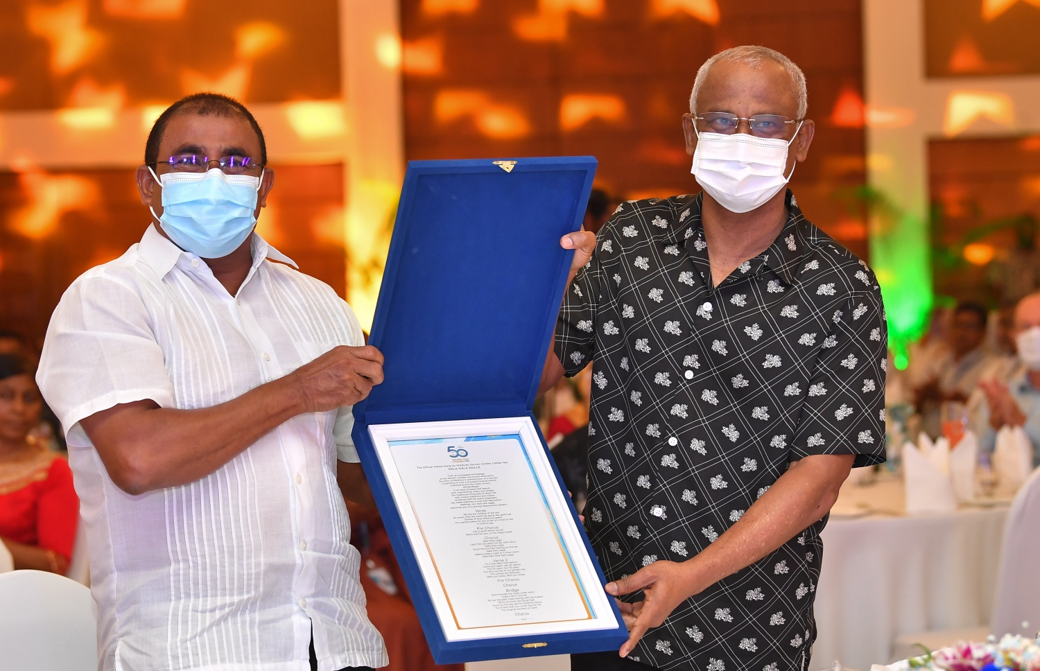 ކުރުނބާ މޯލްޑިވްސް: އޮކްޓޯބަރު 4، 2021: ރާއްޖޭގެ ޓޫރިޒަމުގެ ރަންޔޫބީލްގެ ކައުންޓްޑައުން ހަފުލާގައި ރައީސް އިބްރާހިމް މުހައްމަދު ސޯލިހަށް ހާއްސަ ހަނދާނީ ފިލައެއް ޓޫރިޒަމް މިނިސްޓަރު އަބްދުﷲ މައުސޫމް ދެއްވަނީ.-- ފޮޓޯ: ރައީސް އޮފީސް