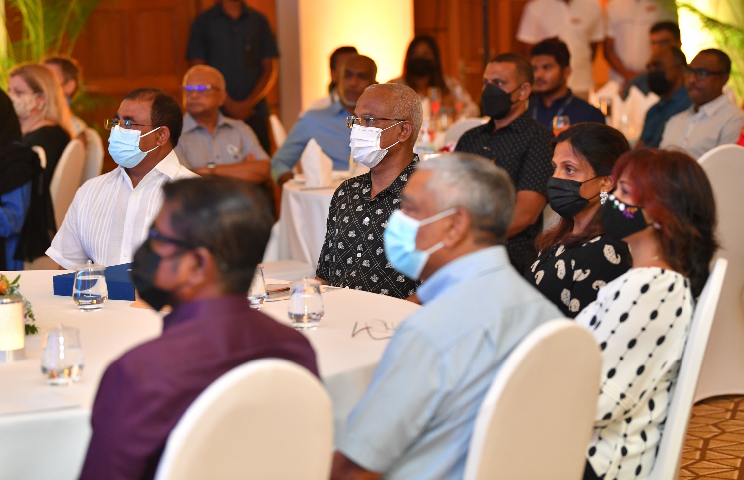 ކުރުނބާ މޯލްޑިވްސް: އޮކްޓޯބަރު 4، 2021: ރާއްޖޭގެ ޓޫރިޒަމުގެ ރަންޔޫބީލްގެ ކައުންޓްޑައުން ހަފުލާގައި ރައީސް އިބްރާހިމް މުހައްމަދު ސޯލިހާއި ޓޫރިޒަމް މިނިސްޓަރު އަބްދުﷲ މައުސޫމްގެ އިތުރުން ސަރުކާރުގެ ބައެއް އިސްވެރިން ބައިވެރިވެ ވަޑައިގަންނަވަނީ.-- ފޮޓޯ: ރައީސް އޮފީސް