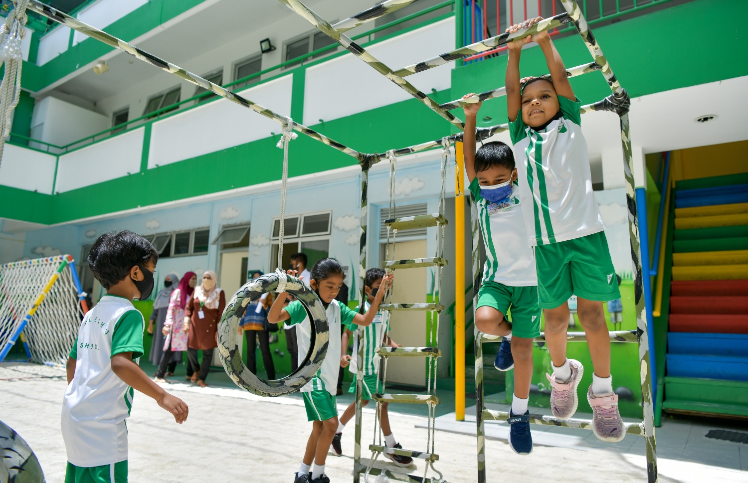 ޕްރީ ސްކޫލެއްގެ ދަރިވަރުންތަކެއް ކުޅެނީ.-- ފޮޓޯ | މިހާރު