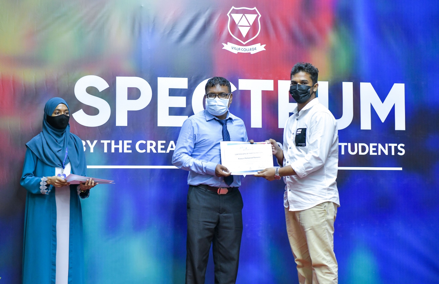 މާލެ- އޮކްޓޯބަރު 4، 2021: ވިލާ ކޮލެޖުން ކްރިއޭޓިވް އާޓްސް އެންޑް ޑިޒައިން ސެޓްފިކެޓް 4 ފުރިހަމަ ކުރަމުންދާ 11 ދަރިވަރުން ބައިވެރިވެގެން ވިލާ ކޮލެޖްގެ ހޯލްގައި ބޭއްވި "ސްޕެކްޓްރަމް 2021" އަރޑް އެގްޒިބިޝަންގެ ތެރެއިން، އެގްޒިބިޝަންގެ ބައިވެރިންނަށް ހަނދާނީ ލިޔުން ހަވާލުކުރަނީ--. ފޮޓޯ: ފަޔާޒު މޫސާ / މިހާރު