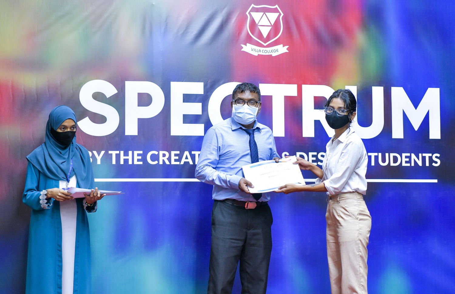 މާލެ- އޮކްޓޯބަރު 4، 2021: ވިލާ ކޮލެޖުން ކްރިއޭޓިވް އާޓްސް އެންޑް ޑިޒައިން ސެޓްފިކެޓް 4 ފުރިހަމަ ކުރަމުންދާ 11 ދަރިވަރުން ބައިވެރިވެގެން ވިލާ ކޮލެޖްގެ ހޯލްގައި ބޭއްވި "ސްޕެކްޓްރަމް 2021" އަރޑް އެގްޒިބިޝަންގެ ތެރެއިން، އެގްޒިބިޝަންގެ ބައިވެރިންނަށް ހަނދާނީ ލިޔުން ހަވާލުކުރަނީ--. ފޮޓޯ: ފަޔާޒު މޫސާ / މިހާރު