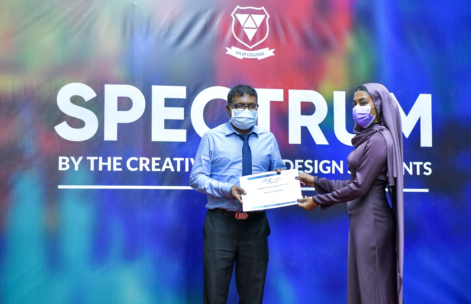 މާލެ- އޮކްޓޯބަރު 4، 2021: ވިލާ ކޮލެޖުން ކްރިއޭޓިވް އާޓްސް އެންޑް ޑިޒައިން ސެޓްފިކެޓް 4 ފުރިހަމަ ކުރަމުންދާ 11 ދަރިވަރުން ބައިވެރިވެގެން ވިލާ ކޮލެޖްގެ ހޯލްގައި ބޭއްވި "ސްޕެކްޓްރަމް 2021" އަރޑް އެގްޒިބިޝަންގެ ތެރެއިން--. ފޮޓޯ: ފަޔާޒު މޫސާ / މިހާރު