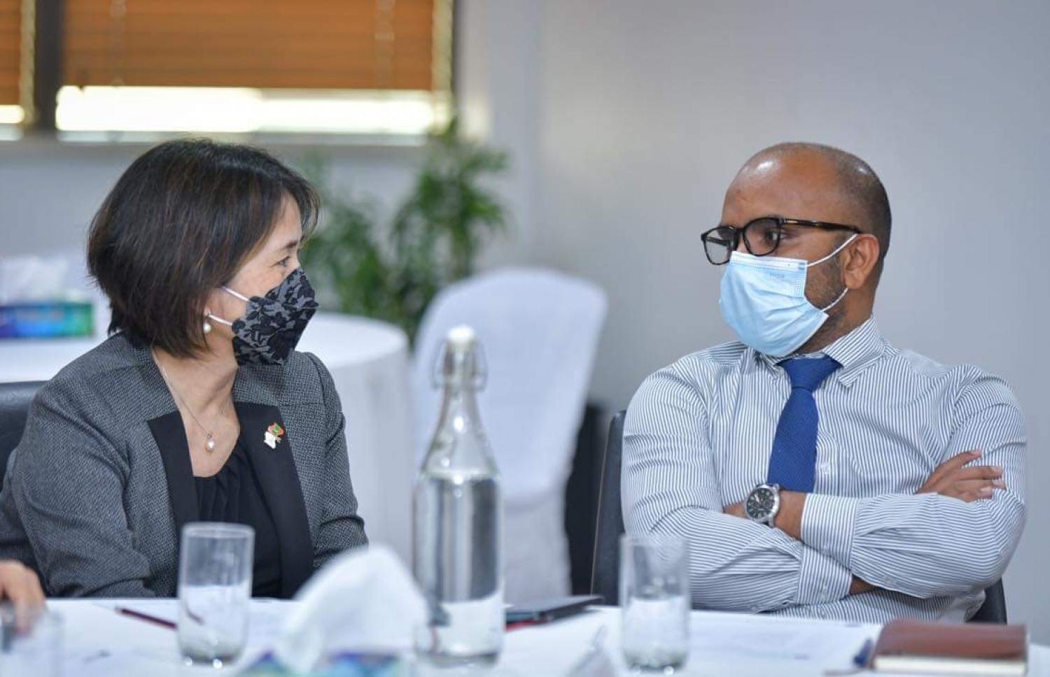 ވޯލްޑް ބޭންކުން ބޭއްވި "ޕޯޓްފޯލިއޯ ޕާފޯމަންސް ރިވިއު" ނިންމުމުގެ ރަސްމިއްޔާތުގެ ތެރެއިން. މިނިސްޓަރު އަމީރާއި ކަންޓްރީ މެނޭޖާ ކިޔޯ ކަންޑާ ވާހަކަދައްކަވަނީ--ފޮޓޯ:ފަޔާޒް މޫސާ/ މިހާރު