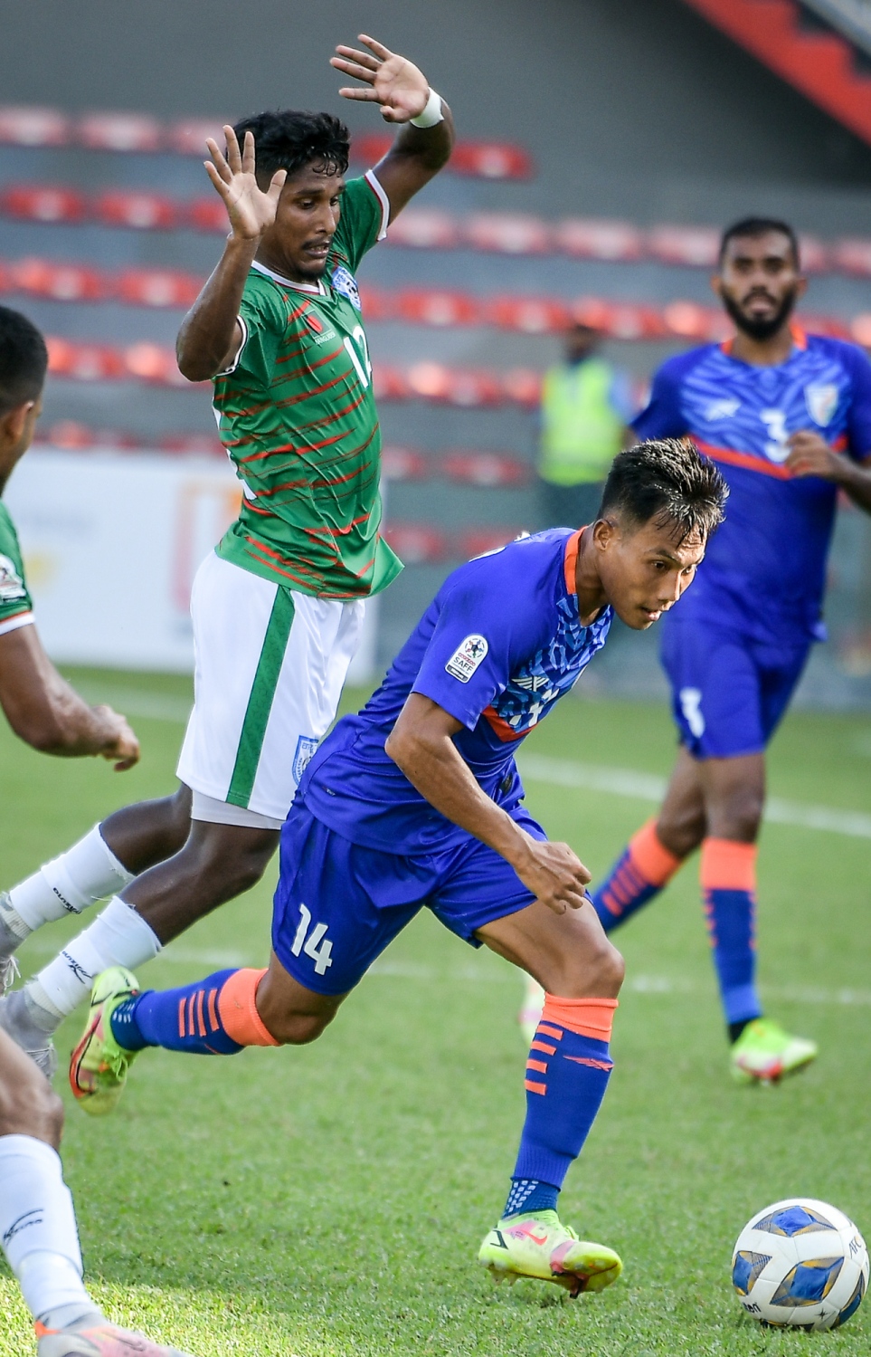 މާލެ- އޮކްޓޯބަރ 4، 2021: އުރީދޫ ސާފް ޗެމްޕިއަންޝިޕްގައި މިއަދު އިންޑިއާ އާއި ބަންގްލްދޭޝް ބައްދަލުކުރި މެޗުގެ ތެރެއިން، ދެ ވަނަ ހާފްގެ ބޮޑުބައި އެއް ކުޅުންތެރިއަކު މަދުކޮށް ކުޅުނު ބަންގްލަދޭޝް އިން ވަނީ މުބާރާތުގެ އެންމެ ކާމިޔާބު ޓީމު އިންޑިއާއާ 1-1 އިން އެއްވަރުކޮށްފައި--. ފޮޓޯ: ނިޝާން އަލީ/މިހާރު