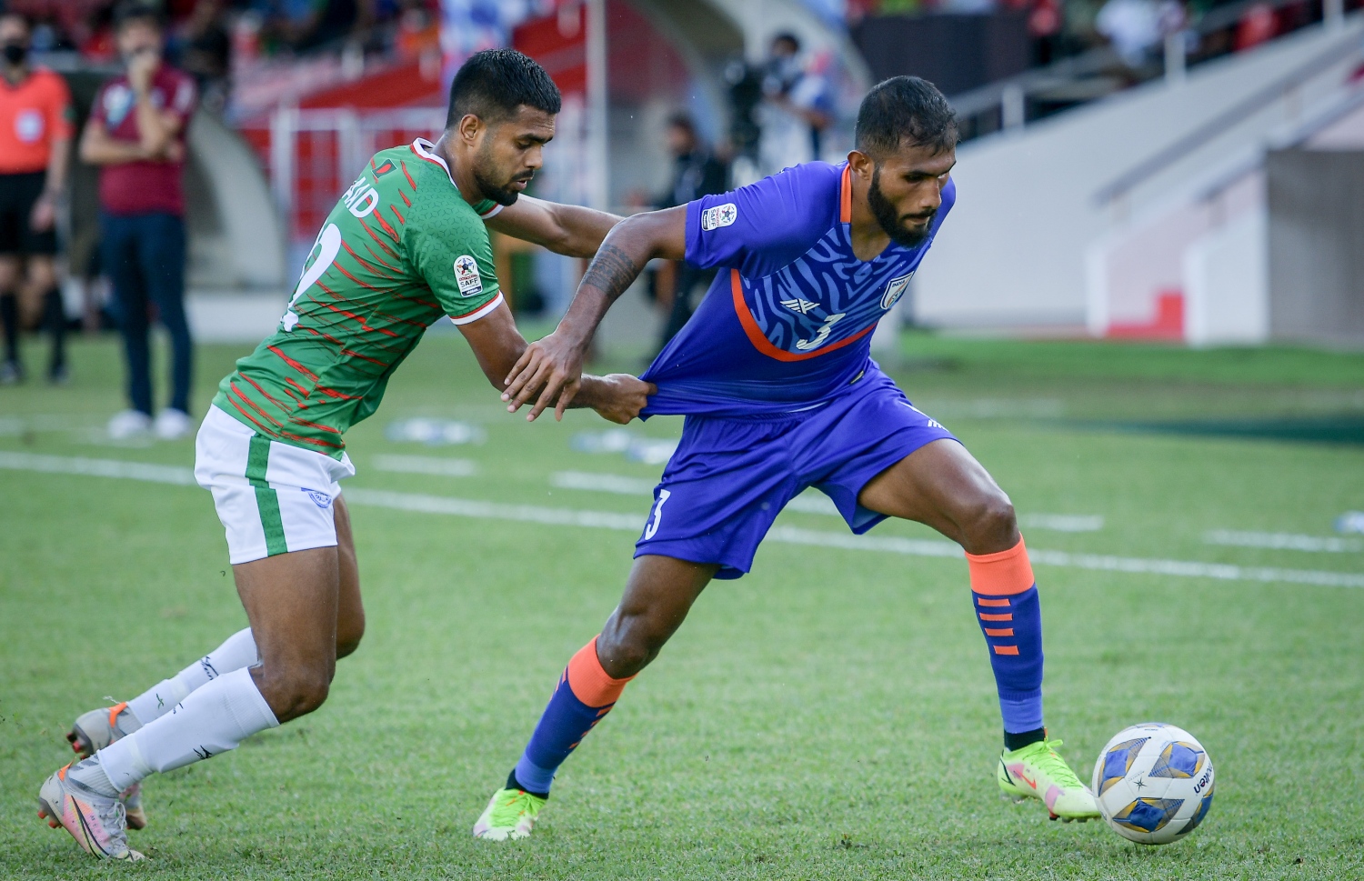 މާލެ- އޮކްޓޯބަރ 4، 2021: އުރީދޫ ސާފް ޗެމްޕިއަންޝިޕްގައި މިއަދު އިންޑިއާ އާއި ބަންގްލްދޭޝް ބައްދަލުކުރި މެޗުގެ ތެރެއިން، ދެ ވަނަ ހާފްގެ ބޮޑުބައި އެއް ކުޅުންތެރިއަކު މަދުކޮށް ކުޅުނު ބަންގްލަދޭޝް އިން ވަނީ މުބާރާތުގެ އެންމެ ކާމިޔާބު ޓީމު އިންޑިއާއާ 1-1 އިން އެއްވަރުކޮށްފައި--. ފޮޓޯ: ނިޝާން އަލީ/މިހާރު