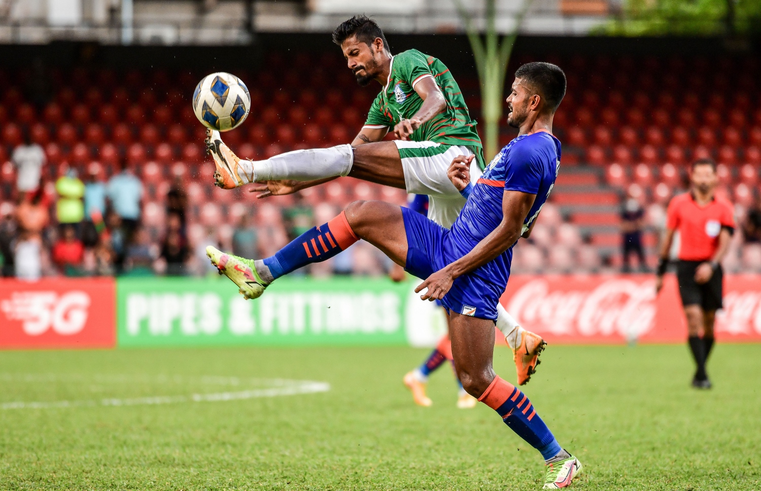 މާލެ- އޮކްޓޯބަރ 4، 2021: އުރީދޫ ސާފް ޗެމްޕިއަންޝިޕްގައި މިއަދު އިންޑިއާ އާއި ބަންގްލްދޭޝް ބައްދަލުކުރި މެޗުގެ ތެރެއިން، ދެ ވަނަ ހާފްގެ ބޮޑުބައި އެއް ކުޅުންތެރިއަކު މަދުކޮށް ކުޅުނު ބަންގްލަދޭޝް އިން ވަނީ މުބާރާތުގެ އެންމެ ކާމިޔާބު ޓީމު އިންޑިއާއާ 1-1 އިން އެއްވަރުކޮށްފައި--. ފޮޓޯ: ނިޝާން އަލީ/މިހާރު