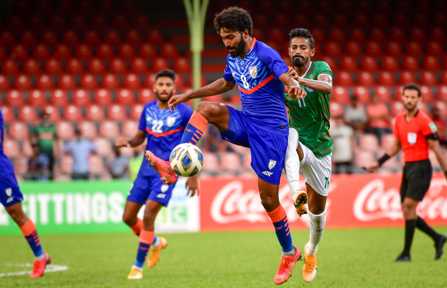 މާލެ- އޮކްޓޯބަރ 4، 2021: އުރީދޫ ސާފް ޗެމްޕިއަންޝިޕްގައި މިއަދު އިންޑިއާ އާއި ބަންގްލްދޭޝް ބައްދަލުކުރި މެޗުގެ ތެރެއިން، ދެ ވަނަ ހާފްގެ ބޮޑުބައި އެއް ކުޅުންތެރިއަކު މަދުކޮށް ކުޅުނު ބަންގްލަދޭޝް އިން ވަނީ މުބާރާތުގެ އެންމެ ކާމިޔާބު ޓީމު އިންޑިއާއާ 1-1 އިން އެއްވަރުކޮށްފައި--. ފޮޓޯ: ނިޝާން އަލީ/މިހާރު