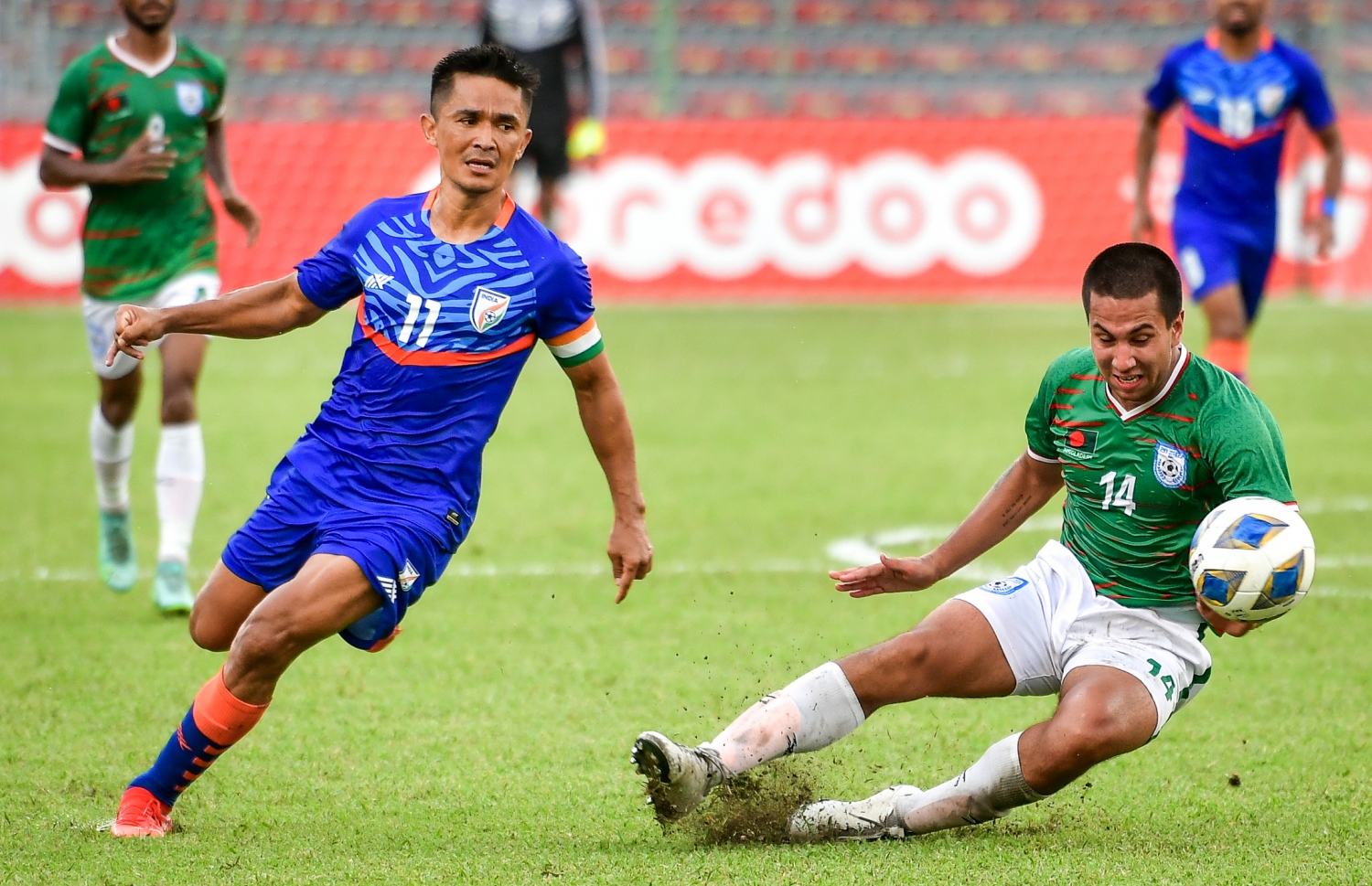 މާލެ- އޮކްޓޯބަރ 4، 2021: އުރީދޫ ސާފް ޗެމްޕިއަންޝިޕްގައި މިއަދު އިންޑިއާ އާއި ބަންގްލްދޭޝް ބައްދަލުކުރި މެޗުގެ ތެރެއިން، ދެ ވަނަ ހާފްގެ ބޮޑުބައި އެއް ކުޅުންތެރިއަކު މަދުކޮށް ކުޅުނު ބަންގްލަދޭޝް އިން ވަނީ މުބާރާތުގެ އެންމެ ކާމިޔާބު ޓީމު އިންޑިއާއާ 1-1 އިން އެއްވަރުކޮށްފައި--. ފޮޓޯ: ނިޝާން އަލީ/މިހާރު