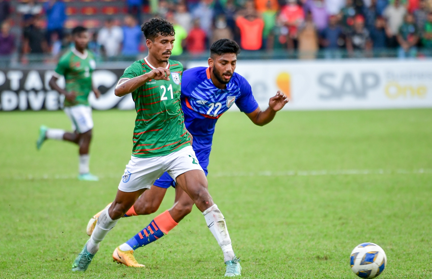 މާލެ- އޮކްޓޯބަރ 4، 2021: އުރީދޫ ސާފް ޗެމްޕިއަންޝިޕްގައި މިއަދު އިންޑިއާ އާއި ބަންގްލްދޭޝް ބައްދަލުކުރި މެޗުގެ ތެރެއިން، ދެ ވަނަ ހާފްގެ ބޮޑުބައި އެއް ކުޅުންތެރިއަކު މަދުކޮށް ކުޅުނު ބަންގްލަދޭޝް އިން ވަނީ މުބާރާތުގެ އެންމެ ކާމިޔާބު ޓީމު އިންޑިއާއާ 1-1 އިން އެއްވަރުކޮށްފައި--. ފޮޓޯ: ނިޝާން އަލީ/މިހާރު