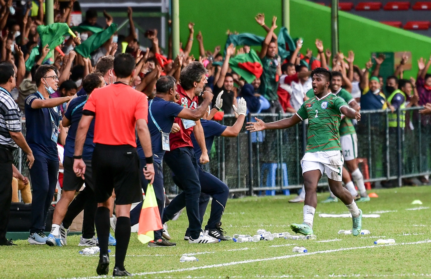 މާލެ- އޮކްޓޯބަރ 4، 2021: އުރީދޫ ސާފް ޗެމްޕިއަންޝިޕްގައި މިއަދު އިންޑިއާ އާއި ބަންގްލްދޭޝް ބައްދަލުކުރި މެޗުގެ ތެރެއިން، ދެ ވަނަ ހާފްގެ ބޮޑުބައި އެއް ކުޅުންތެރިއަކު މަދުކޮށް ކުޅުނު ބަންގްލަދޭޝް އިން ވަނީ މުބާރާތުގެ އެންމެ ކާމިޔާބު ޓީމު އިންޑިއާއާ 1-1 އިން އެއްވަރުކޮށްފައި--. ފޮޓޯ: ނިޝާން އަލީ/މިހާރު