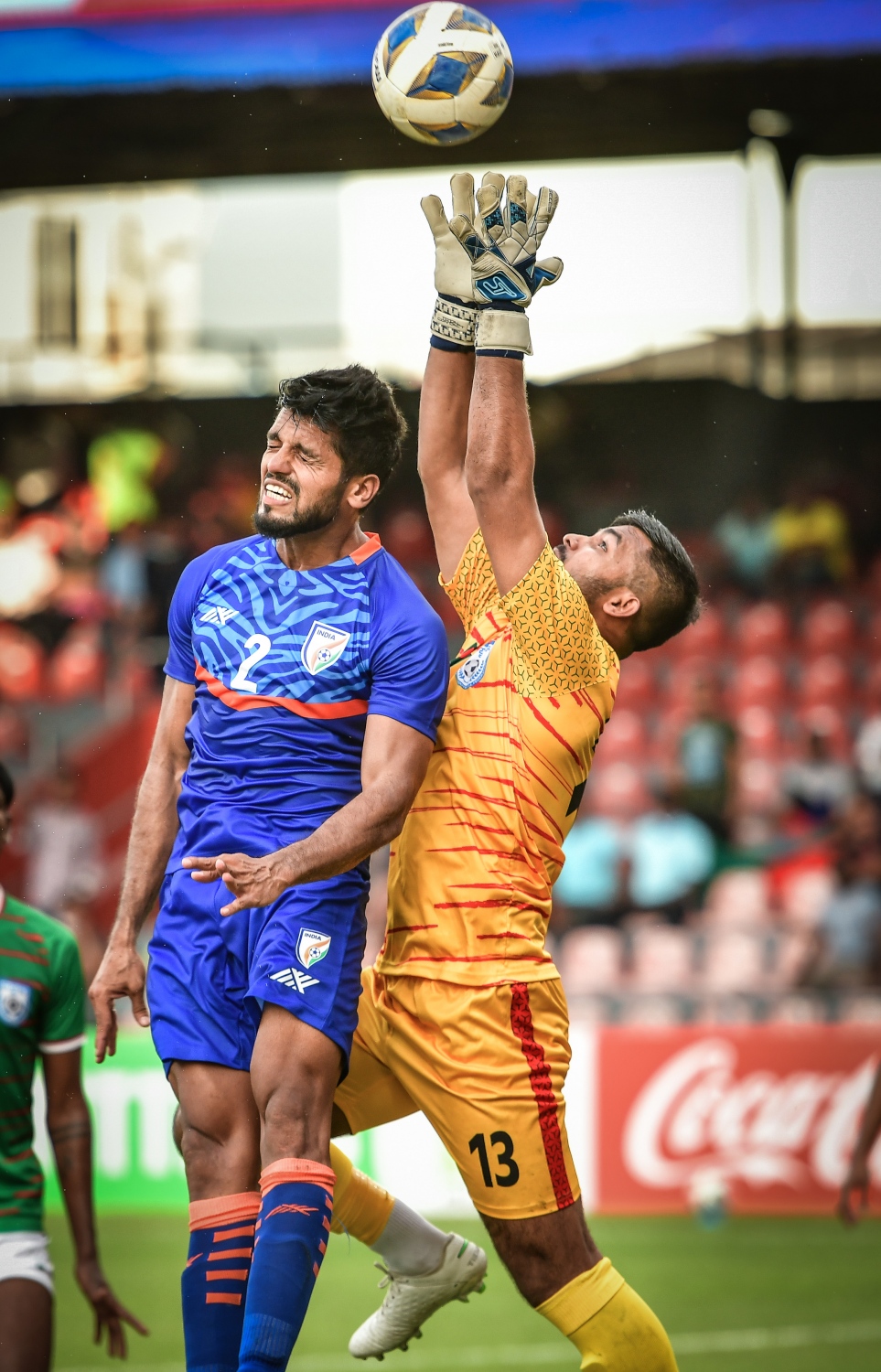 މާލެ- އޮކްޓޯބަރ 4، 2021: އުރީދޫ ސާފް ޗެމްޕިއަންޝިޕްގައި މިއަދު އިންޑިއާ އާއި ބަންގްލްދޭޝް ބައްދަލުކުރި މެޗުގެ ތެރެއިން، ދެ ވަނަ ހާފްގެ ބޮޑުބައި އެއް ކުޅުންތެރިއަކު މަދުކޮށް ކުޅުނު ބަންގްލަދޭޝް އިން ވަނީ މުބާރާތުގެ އެންމެ ކާމިޔާބު ޓީމު އިންޑިއާއާ 1-1 އިން އެއްވަރުކޮށްފައި--. ފޮޓޯ: ނިޝާން އަލީ/މިހާރު