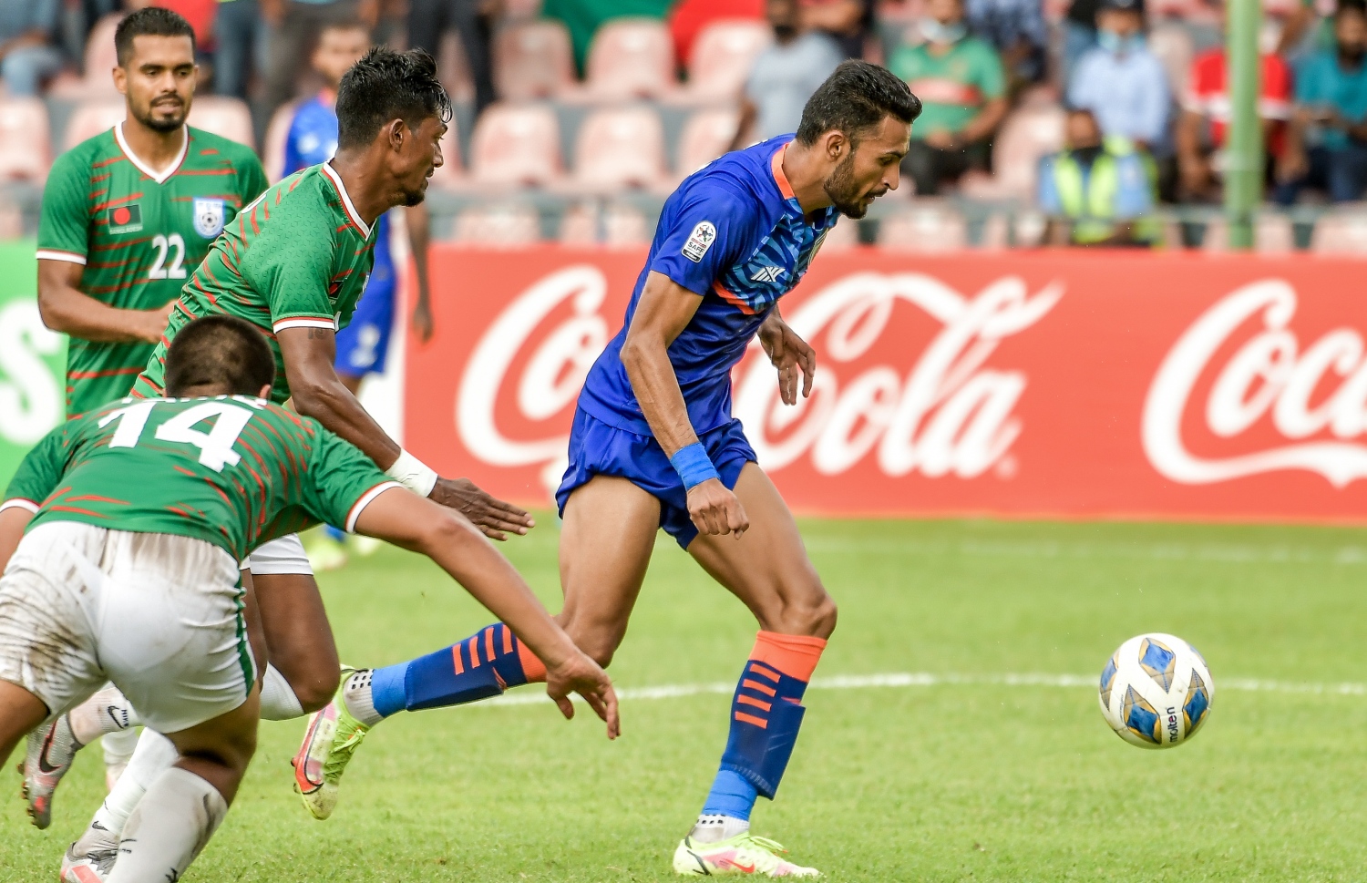 މާލެ- އޮކްޓޯބަރ 4، 2021: އުރީދޫ ސާފް ޗެމްޕިއަންޝިޕްގައި މިއަދު އިންޑިއާ އާއި ބަންގްލްދޭޝް ބައްދަލުކުރި މެޗުގެ ތެރެއިން، ދެ ވަނަ ހާފްގެ ބޮޑުބައި އެއް ކުޅުންތެރިއަކު މަދުކޮށް ކުޅުނު ބަންގްލަދޭޝް އިން ވަނީ މުބާރާތުގެ އެންމެ ކާމިޔާބު ޓީމު އިންޑިއާއާ 1-1 އިން އެއްވަރުކޮށްފައި--. ފޮޓޯ: ނިޝާން އަލީ/މިހާރު