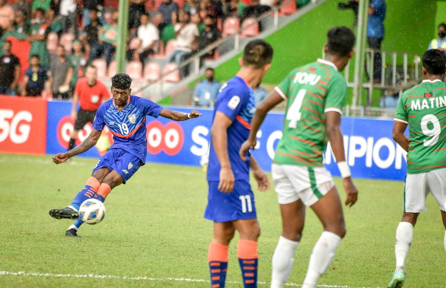 މާލެ- އޮކްޓޯބަރ 4، 2021: އުރީދޫ ސާފް ޗެމްޕިއަންޝިޕްގައި މިއަދު އިންޑިއާ އާއި ބަންގްލްދޭޝް ބައްދަލުކުރި މެޗުގެ ތެރެއިން، ދެ ވަނަ ހާފްގެ ބޮޑުބައި އެއް ކުޅުންތެރިއަކު މަދުކޮށް ކުޅުނު ބަންގްލަދޭޝް އިން ވަނީ މުބާރާތުގެ އެންމެ ކާމިޔާބު ޓީމު އިންޑިއާއާ 1-1 އިން އެއްވަރުކޮށްފައި--. ފޮޓޯ: ނިޝާން އަލީ/މިހާރު