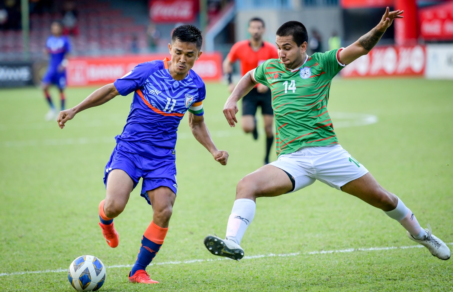 މާލެ- އޮކްޓޯބަރ 4، 2021: އުރީދޫ ސާފް ޗެމްޕިއަންޝިޕްގައި މިއަދު އިންޑިއާ އާއި ބަންގްލްދޭޝް ބައްދަލުކުރި މެޗުގެ ތެރެއިން، ދެ ވަނަ ހާފްގެ ބޮޑުބައި އެއް ކުޅުންތެރިއަކު މަދުކޮށް ކުޅުނު ބަންގްލަދޭޝް އިން ވަނީ މުބާރާތުގެ އެންމެ ކާމިޔާބު ޓީމު އިންޑިއާއާ 1-1 އިން އެއްވަރުކޮށްފައި--. ފޮޓޯ: ނިޝާން އަލީ/މިހާރު