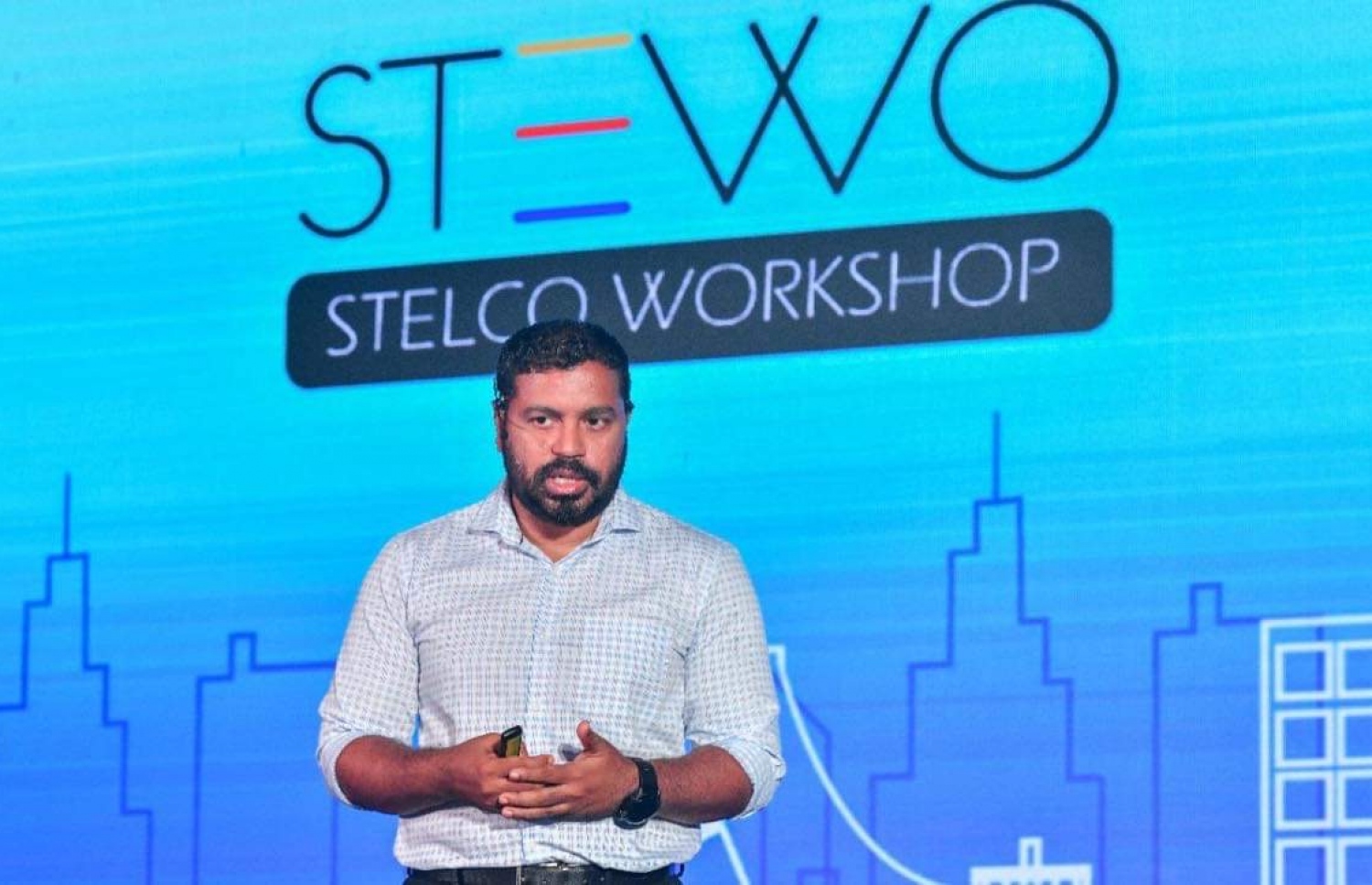 ސްޓެވޯ ހުޅުވަން ރޭ ބޭއްވި ރަސްމިއްޔާތުގައި ސްޓެލްކޯގެ މެނޭޖިން ޑިރެކްޓަރު ހަސަން މުގުނީ ވާހަކަ ދައްކަވަނީ ---ފޮޓޯ: ފަޔާޒް މޫސާ/ މިހާރު