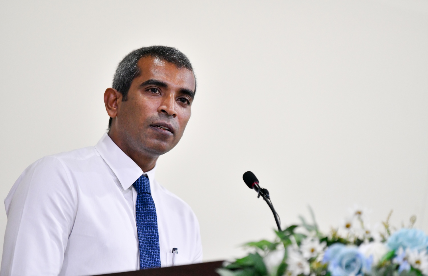 އޮޑިޓަ ޖެނެރަލް ހުސައިން ނިޔާޒީ ސީއޭ އާއި އިކޮނޮމިކް މިނިސްޓްރީއާ ދެމެދު ވެވުނު އެއްބަސްވުމުގައި ސޮއި ކުރުމަށް ބޭއްވި ރަސްމިއްޔާތުގައި ވާހަކަދައްކަވަނީ-- ފޮޓޯ: ނިޝާން އަލީ/މިހާރު