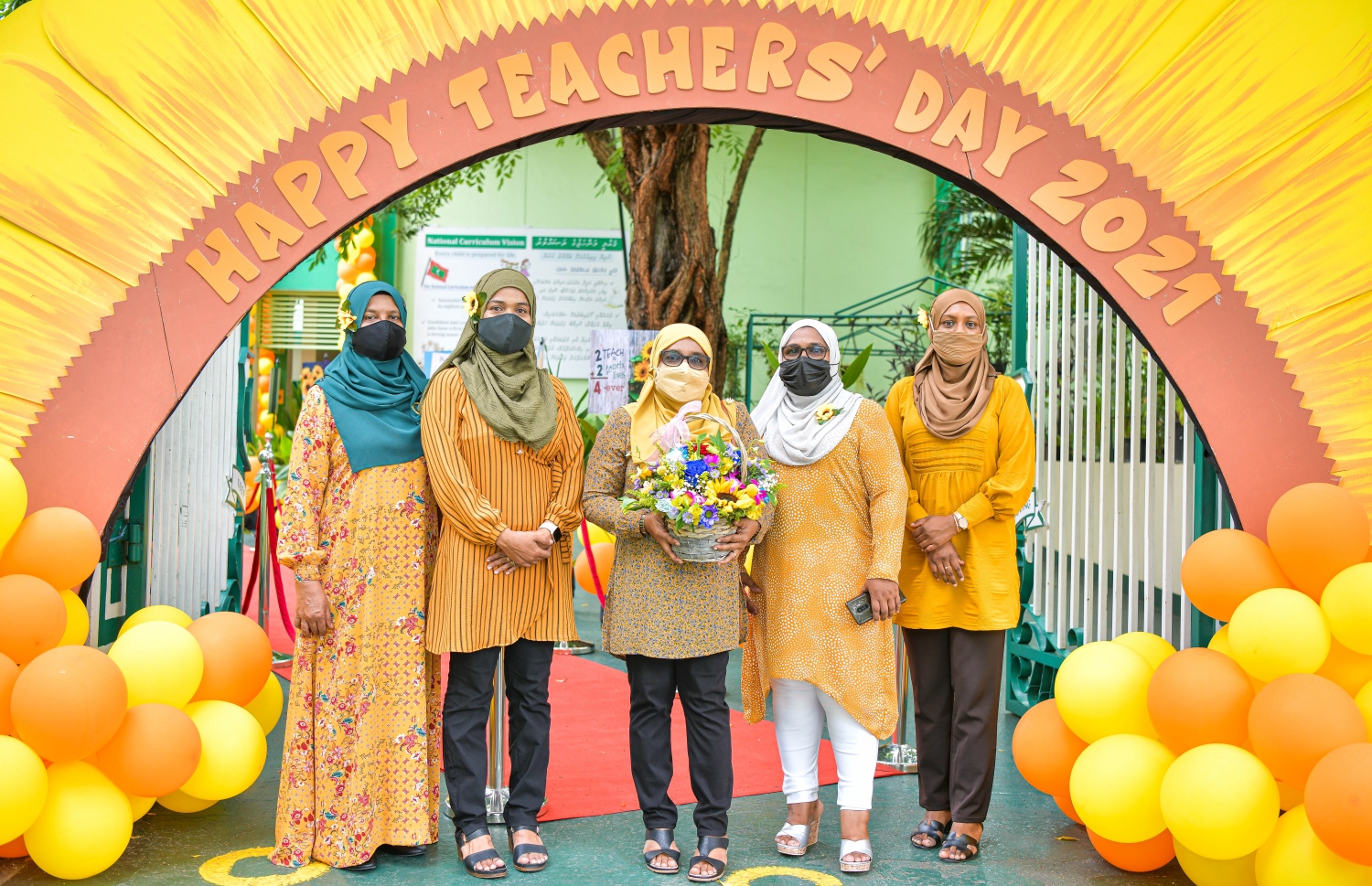 މާލެ، އޮކްޓޫބަރު 5، 2021: މި އަހަރުގެ ޓީޗަރުންގެ ދުވަސް ފާހަގަކުރުމުގެ ގޮތުން މާލޭގެ ސުކޫލްތަކުގައި ކުރިއަށްދިޔަ ބައެއް ހަރަކާތްތަކުގެ ތެރެއިން، ކަލާފާނު ސުކޫލުގެ ބައެއް ޓީޗަރުން ފޮޓޯއަކަށް ހުއްޓިލައިގެން -- ފޮޓޯ: ފަޔާޒު މޫސާ / މިހާރު