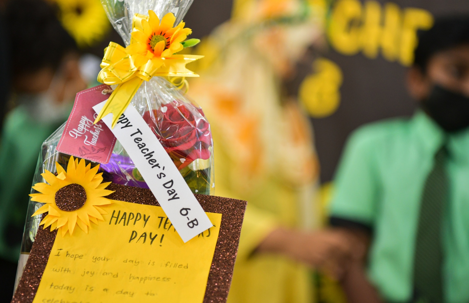 މާލެ، އޮކްޓޫބަރު 5، 2021: މި އަހަރުގެ ޓީޗަރުންގެ ދުވަސް ފާހަގަކުރުމުގެ ގޮތުން މާލޭގެ ސުކޫލްތަކުގައި ކުރިއަށްދިޔަ ބައެއް ހަރަކާތްތަކުގެ ތެރެއިން-- ފޮޓޯ: ފަޔާޒު މޫސާ / މިހާރު