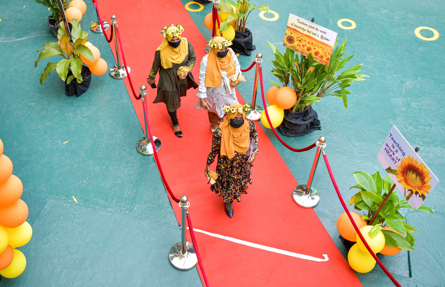 މާލެ، އޮކްޓޫބަރު 5، 2021: މި އަހަރުގެ ޓީޗަރުންގެ ދުވަސް ފާހަގަކުރުމުގެ ގޮތުން މާލޭގެ ސުކޫލްތަކުގައި ކުރިއަށްދިޔަ ބައެއް ހަރަކާތްތަކުގެ ތެރެއިން، ކަލާފާނު ސުކޫލުގެ ޓީޗަރުން ސުކޫލައަށް ވަންނަނީ-- ފޮޓޯ: ފަޔާޒު މޫސާ / މިހާރު